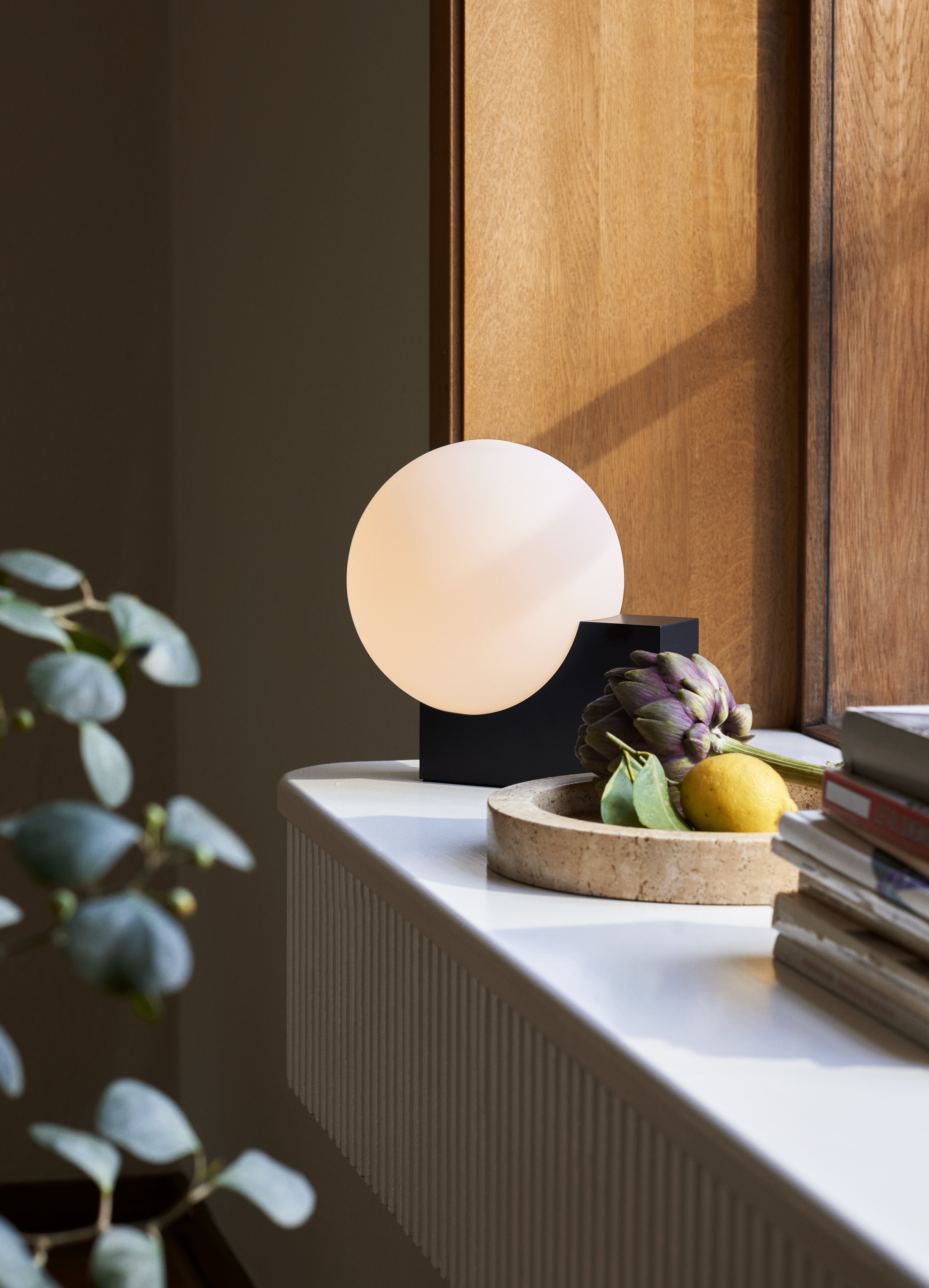 JOURNEY SH1 table lamp with a milky shade and black base.
