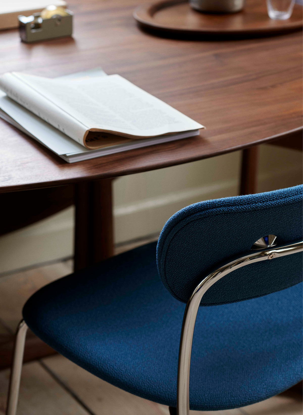 PAVILION AV12 upholstered chair with a black base