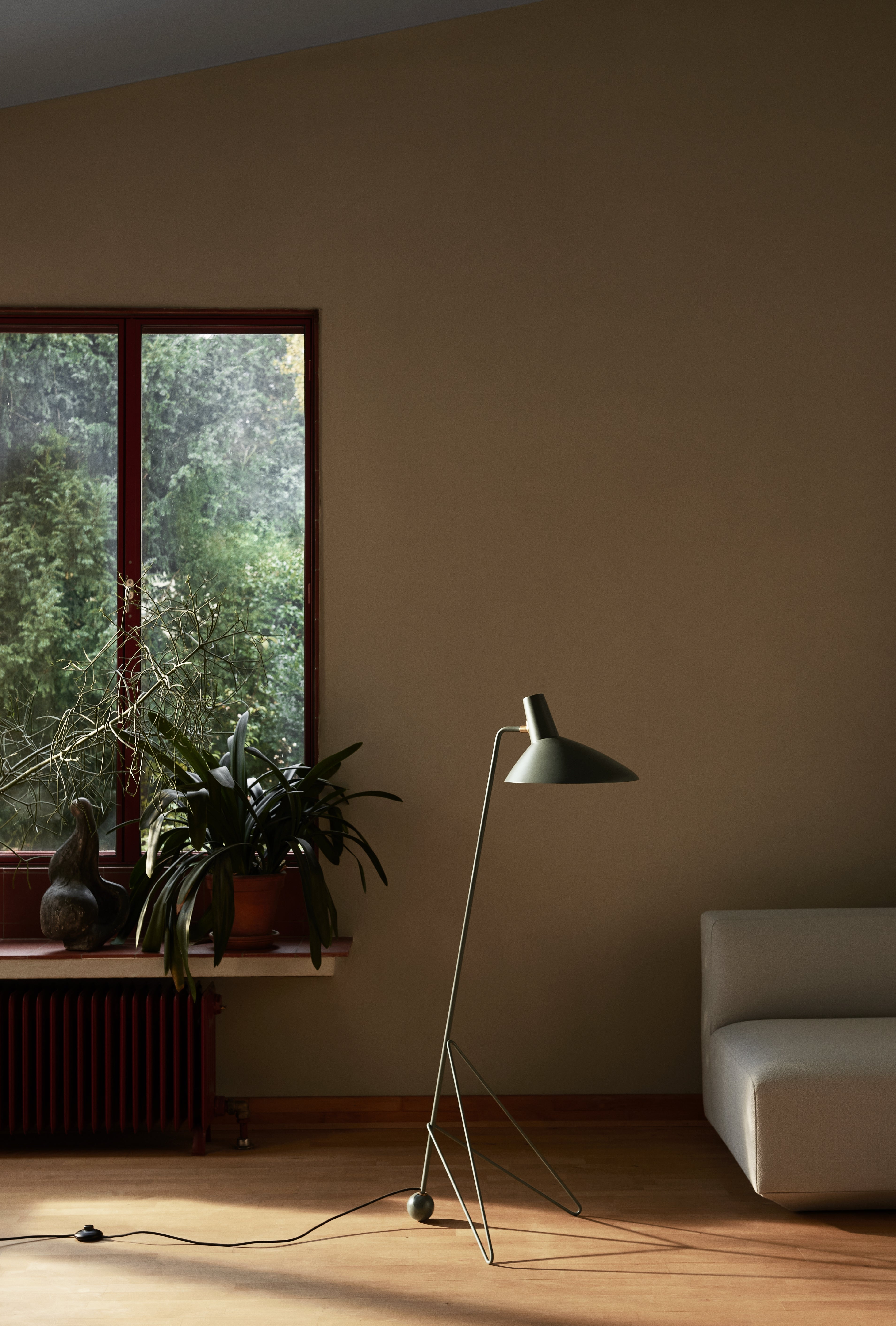 TRIPOD HM8 Black Floor Lamp
