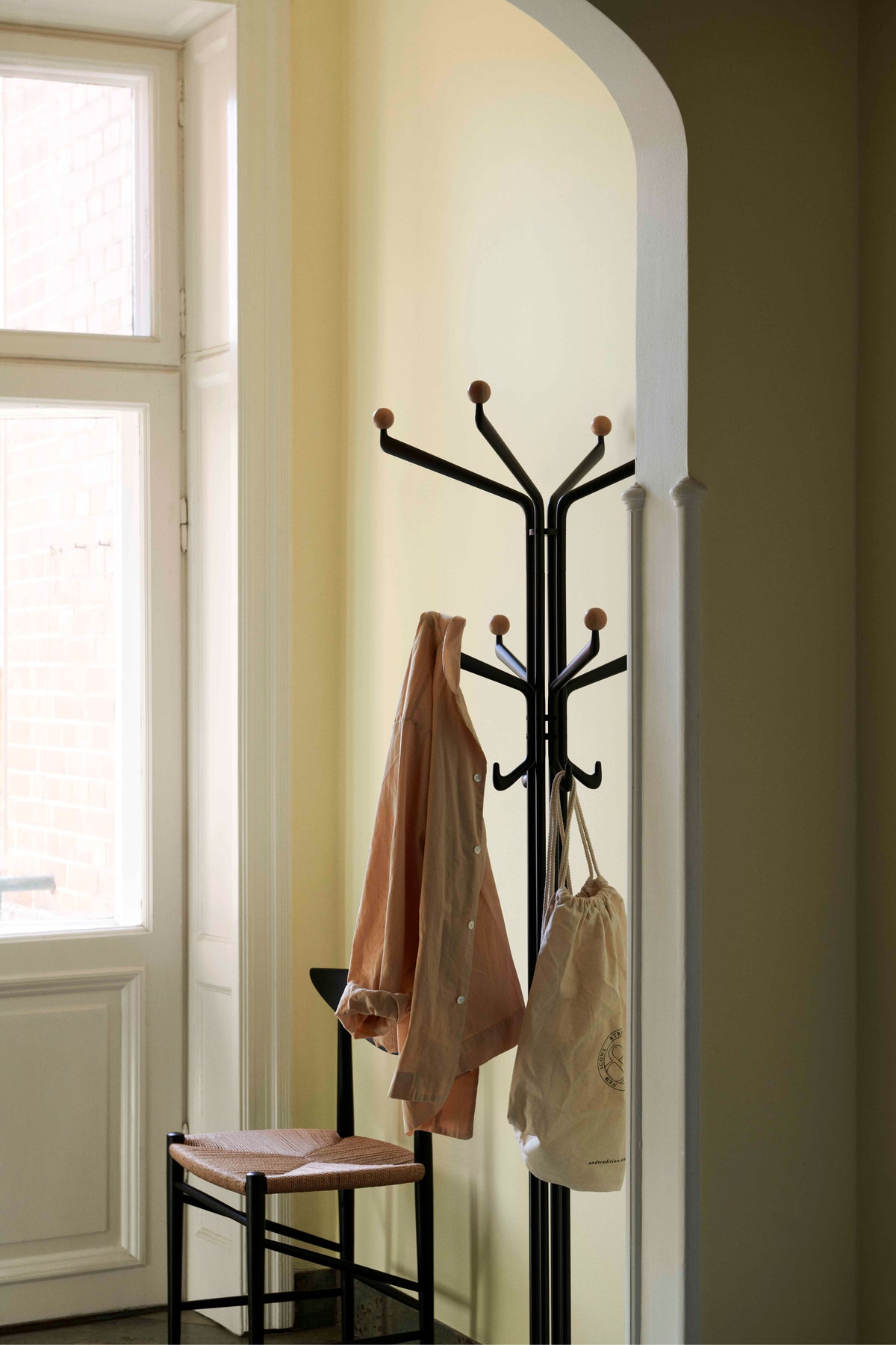 CAPTURE SC77 Freestanding Coat Rack in Graphite with Colorful Finish