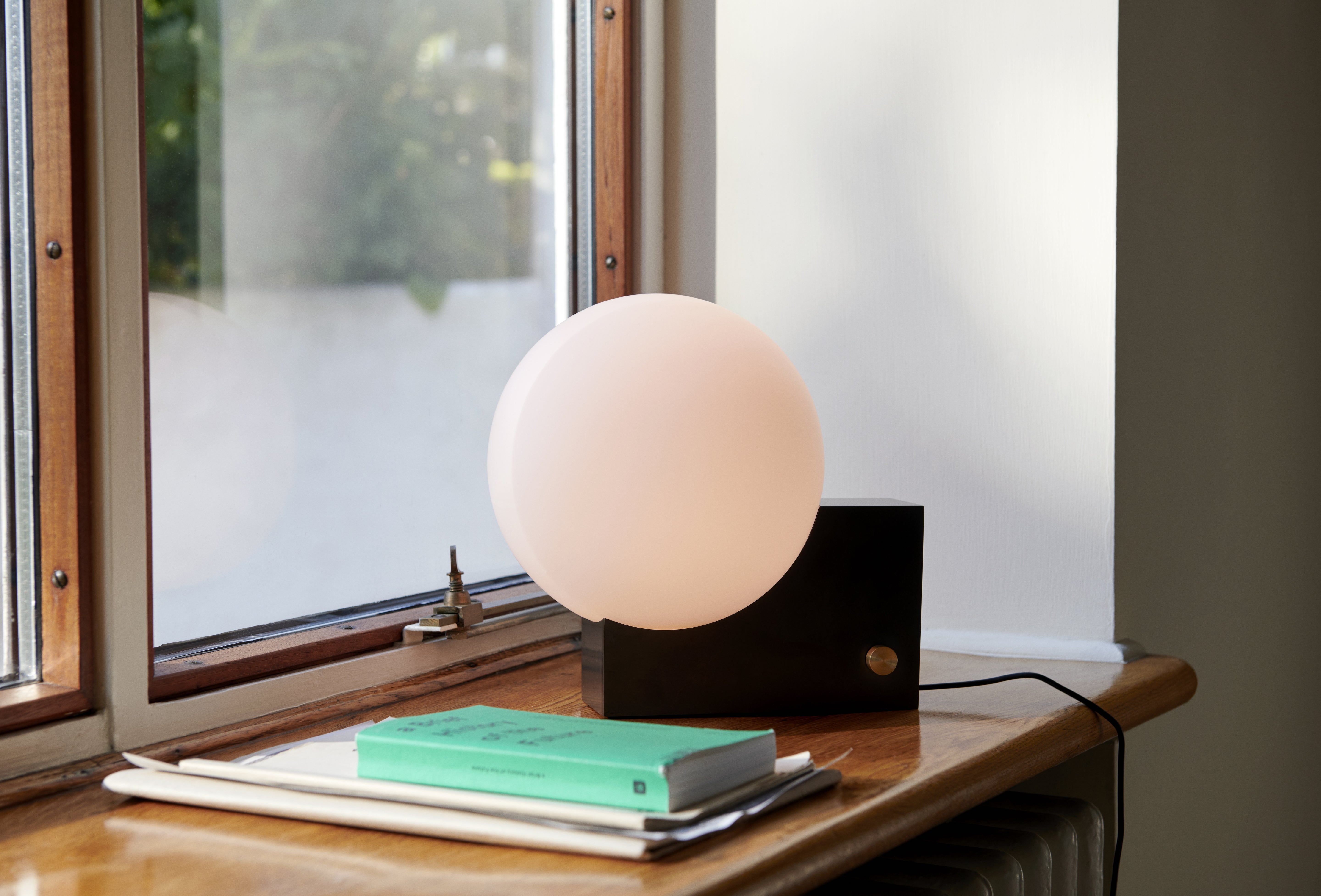 JOURNEY SH1 table lamp with a milky shade and black base.