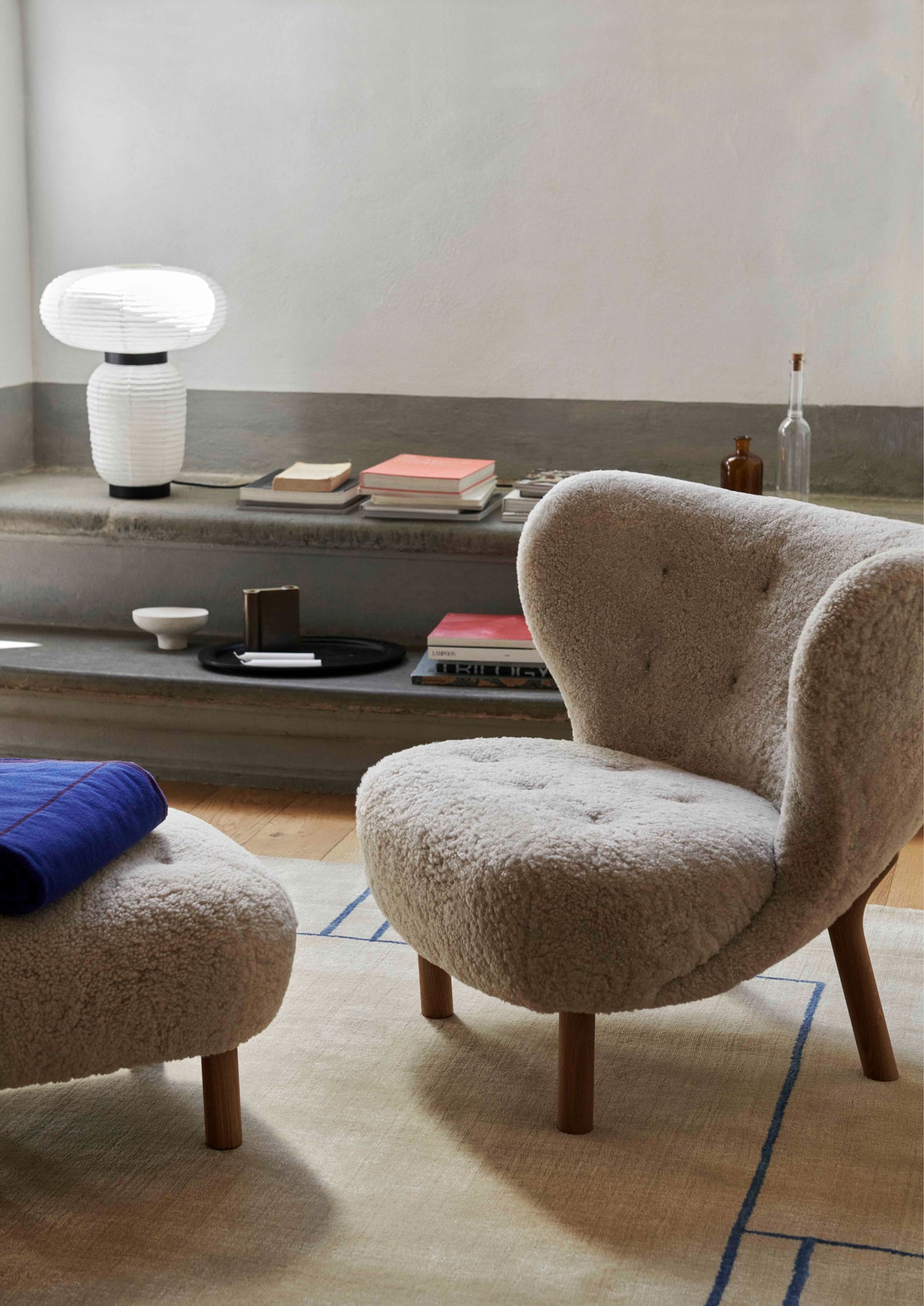 LITTLE PETRA VB1 upholstered armchair with an oak base