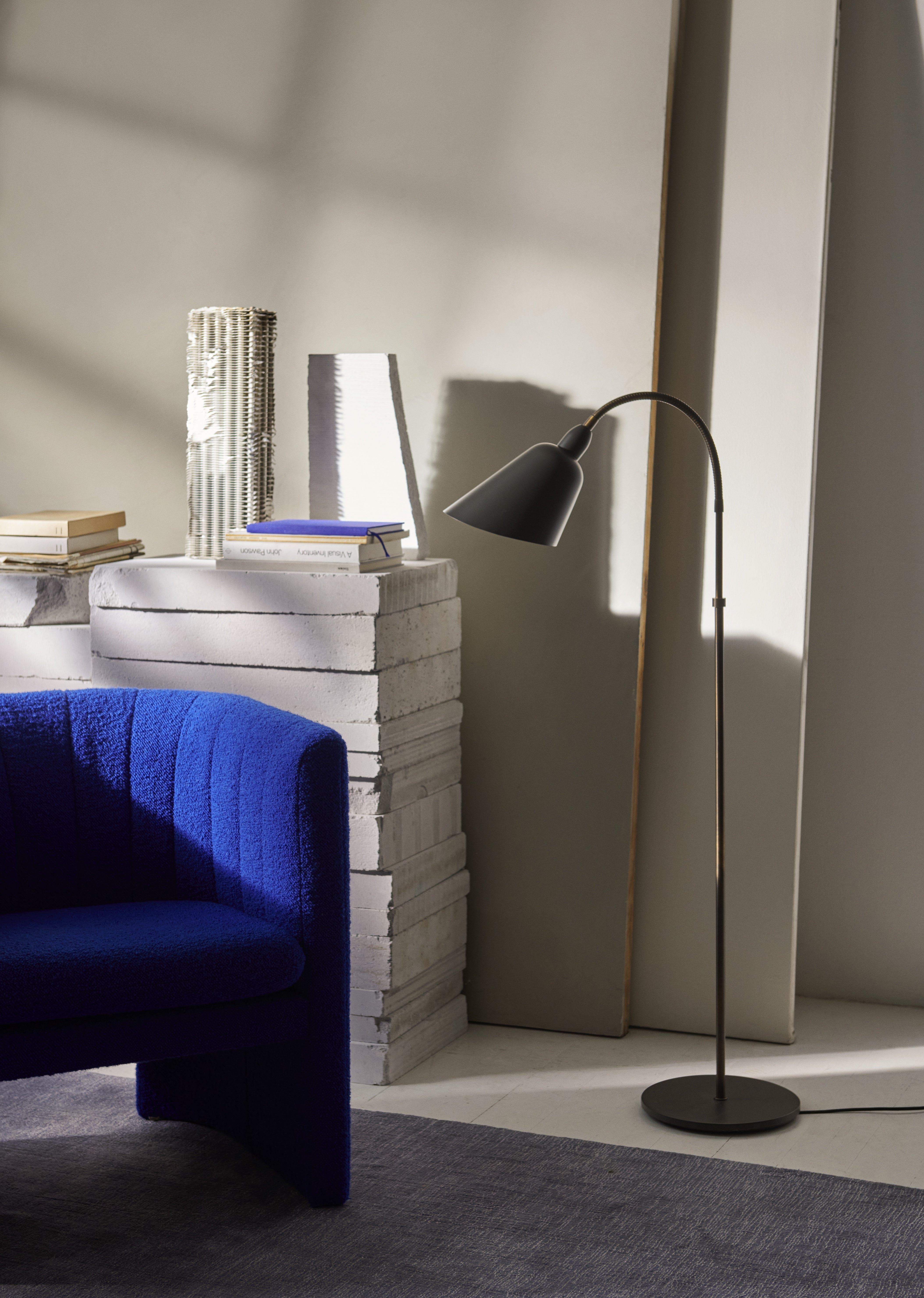 BELLEVUE AJ7 floor lamp in white with brown brass base