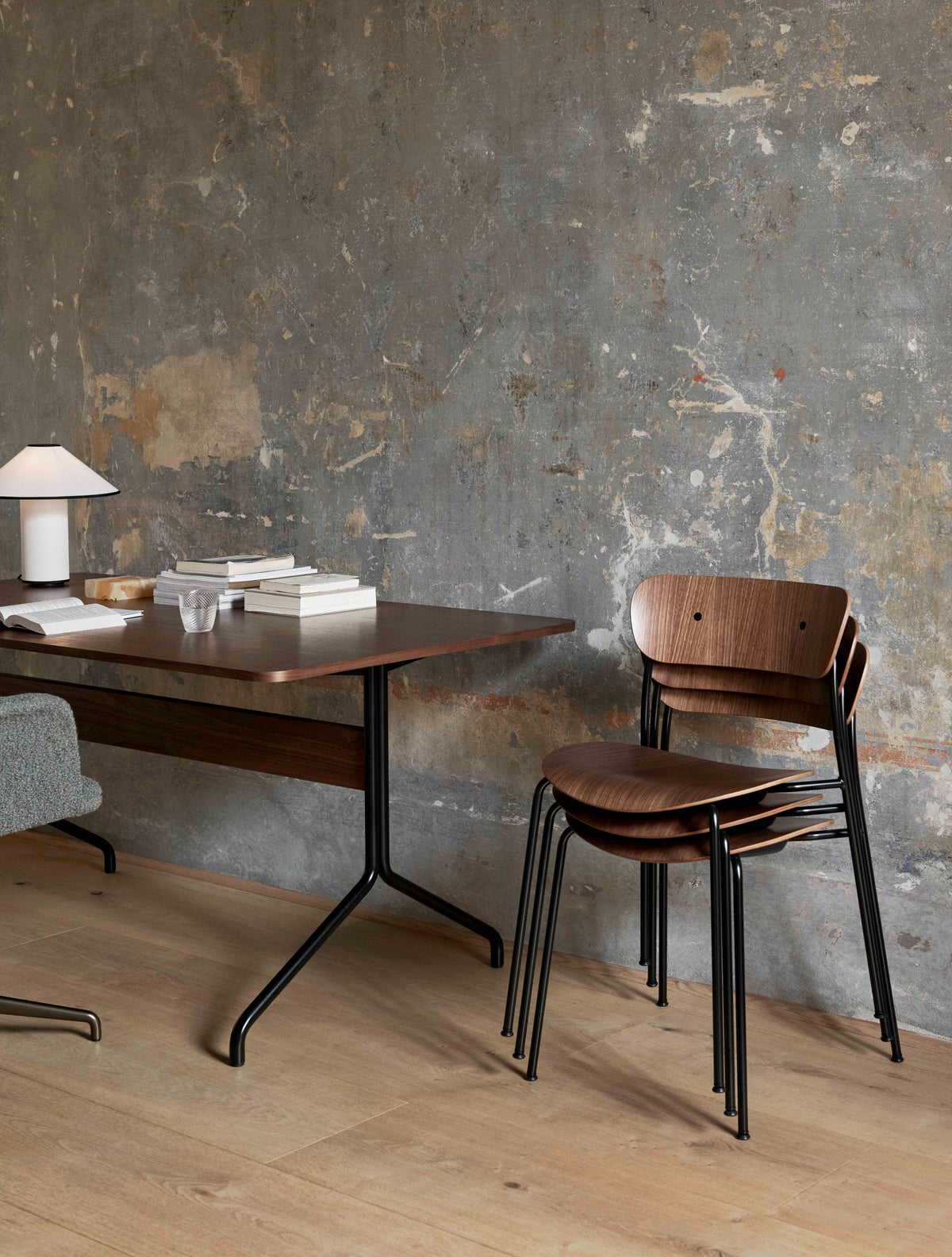 PAVILION AV1 Chair in Black Lacquered Oak with Black Base