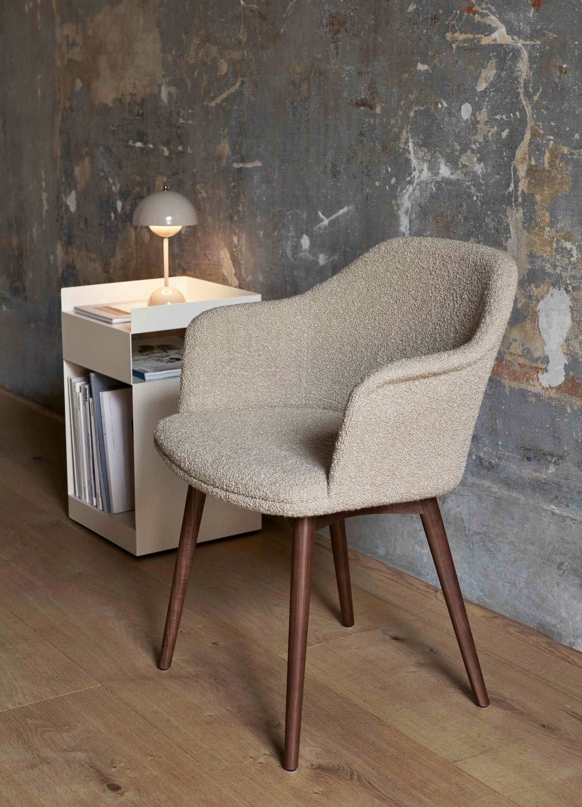RELY HW79 Armchair upholstered with an oak base