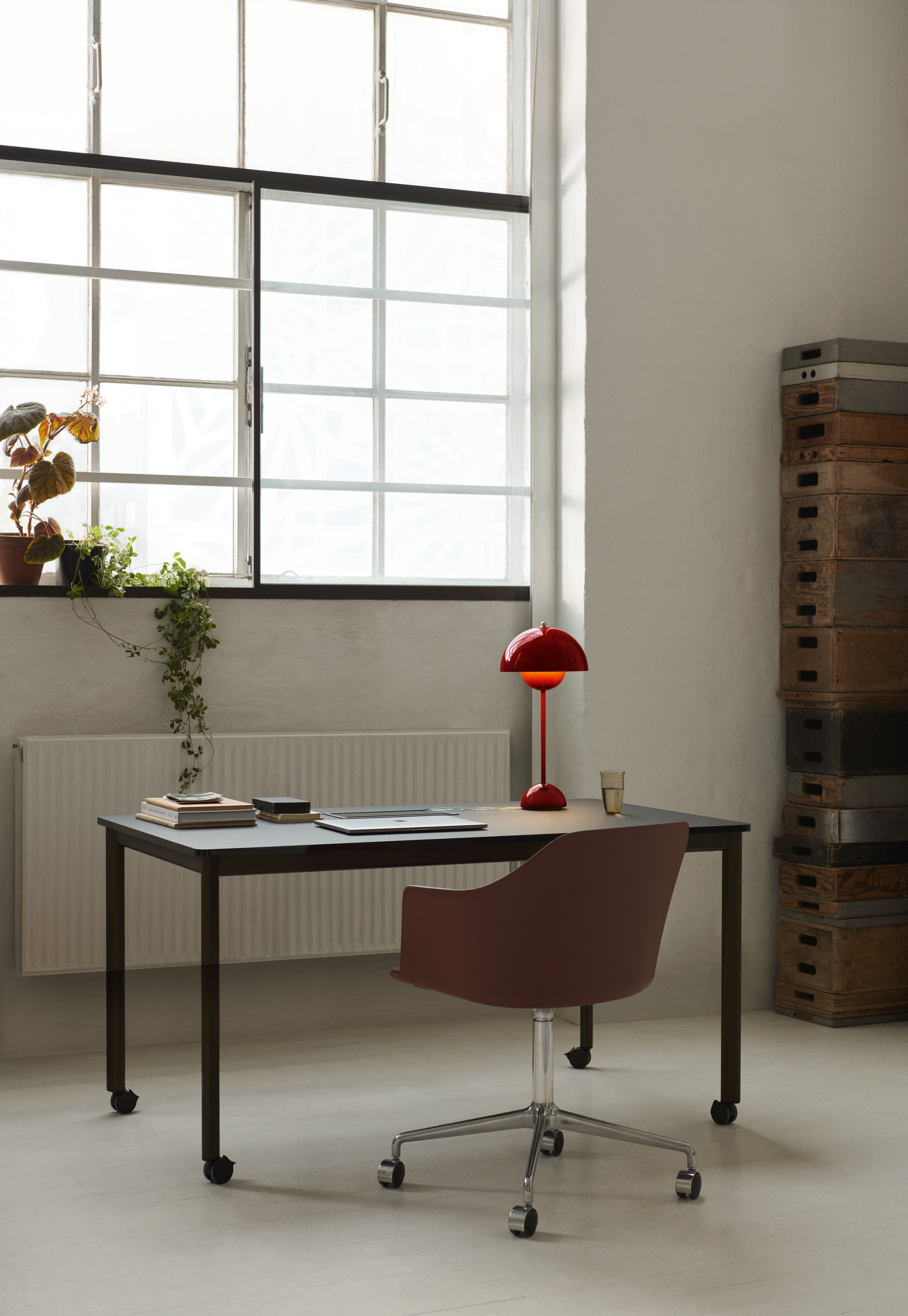 FLOWERPOT VP3 Table Lamp in Fuchsia