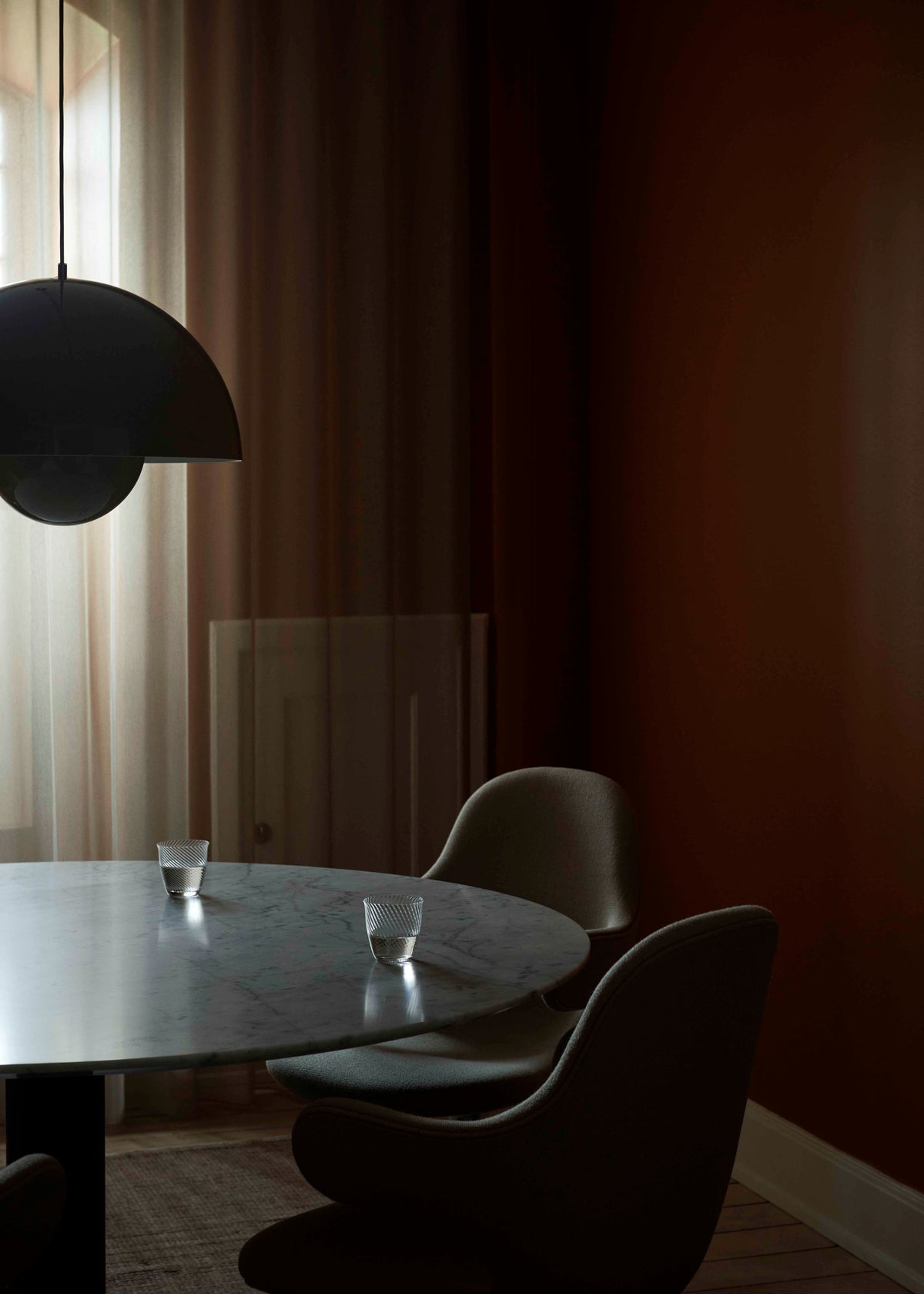 CATCH JH2 upholstered swivel chair with a black aluminum base