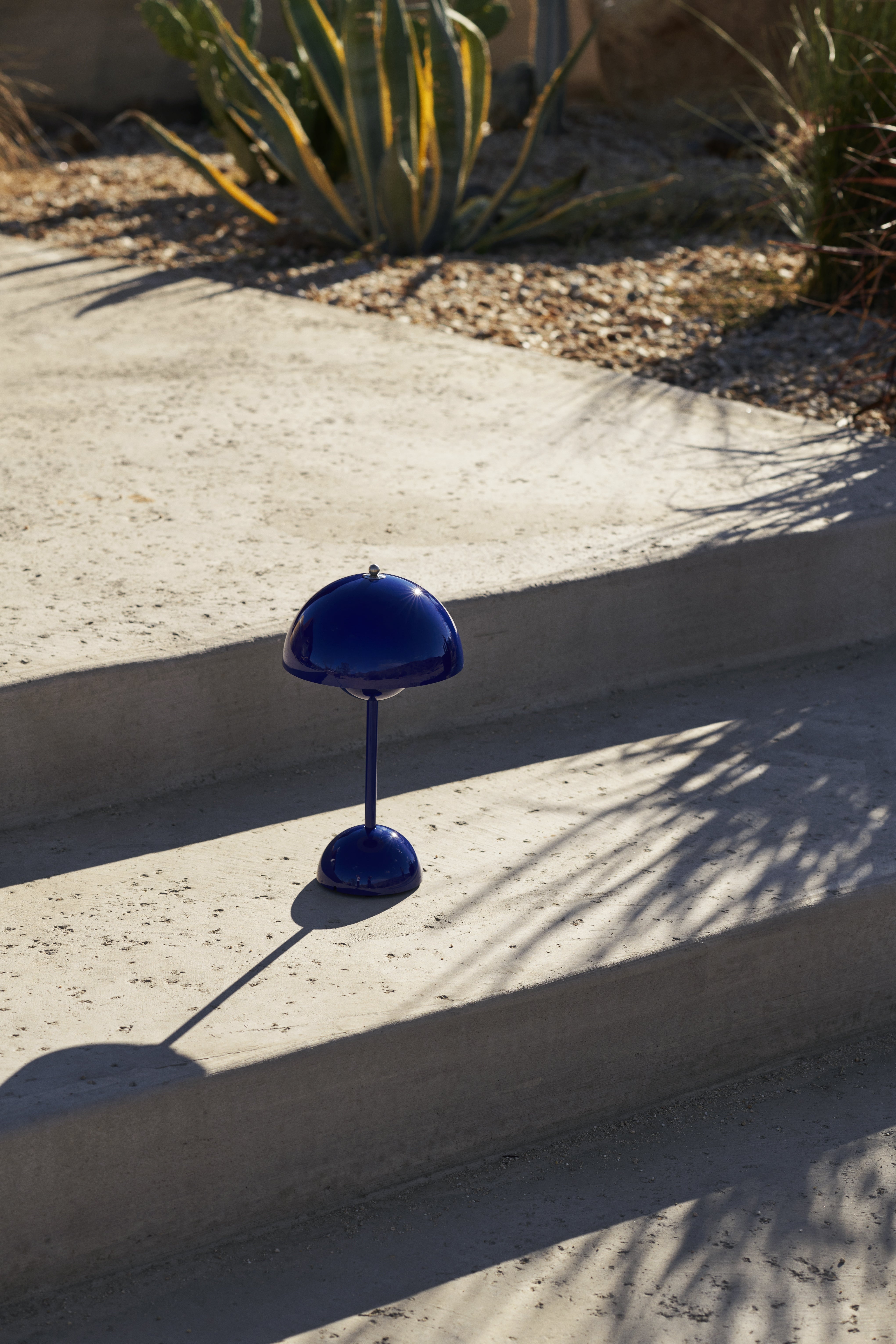 FLOWERPOT VP9 Portable Lamp in Cobalt Blue