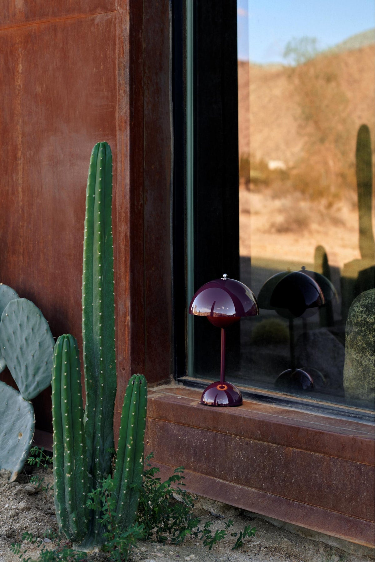 FLOWERPOT VP9 Portable Lamp in Dark Plum