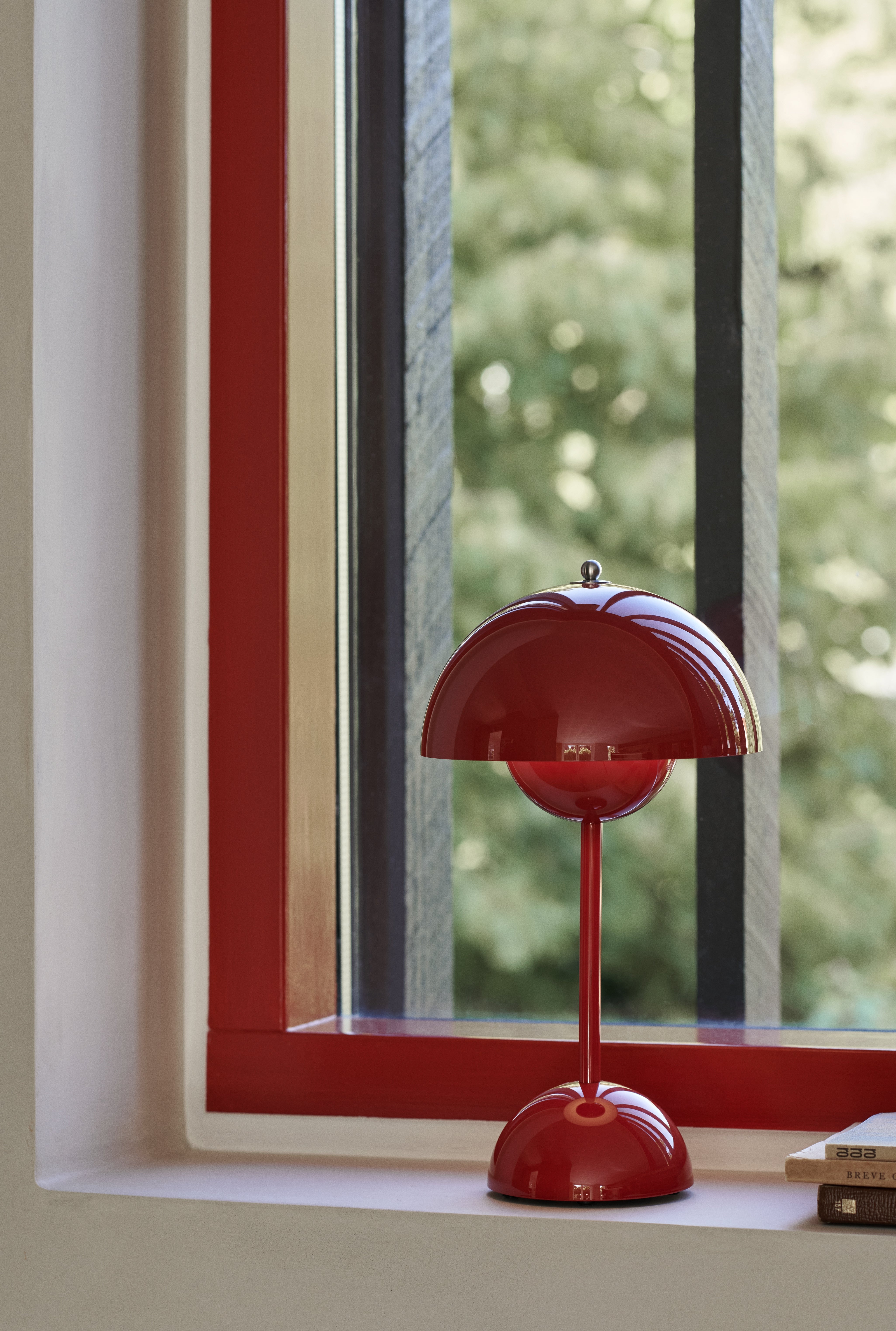 FLOWERPOT VP9 portable lamp in wine color