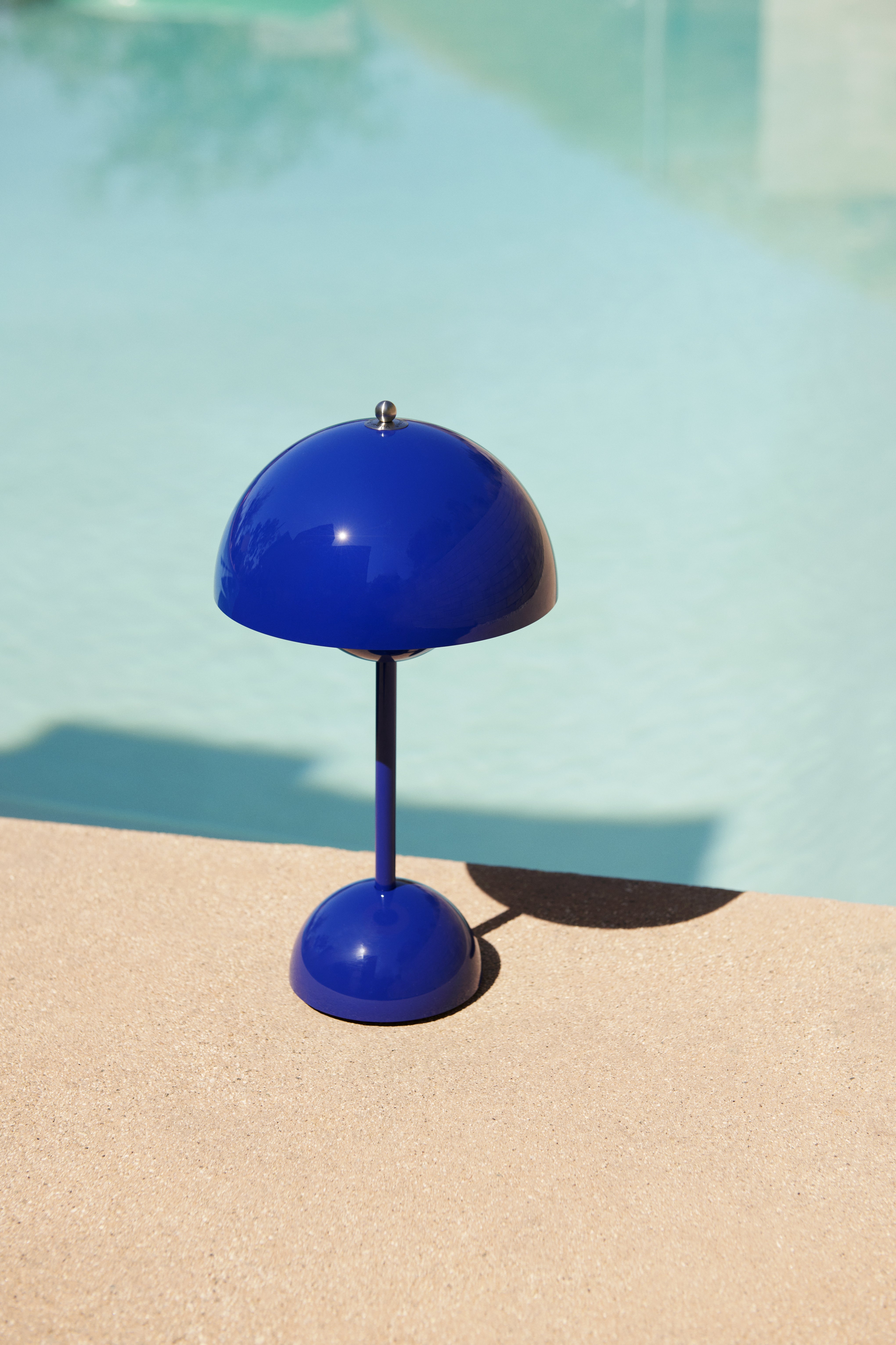 FLOWERPOT VP9 Portable Lamp in Cobalt Blue