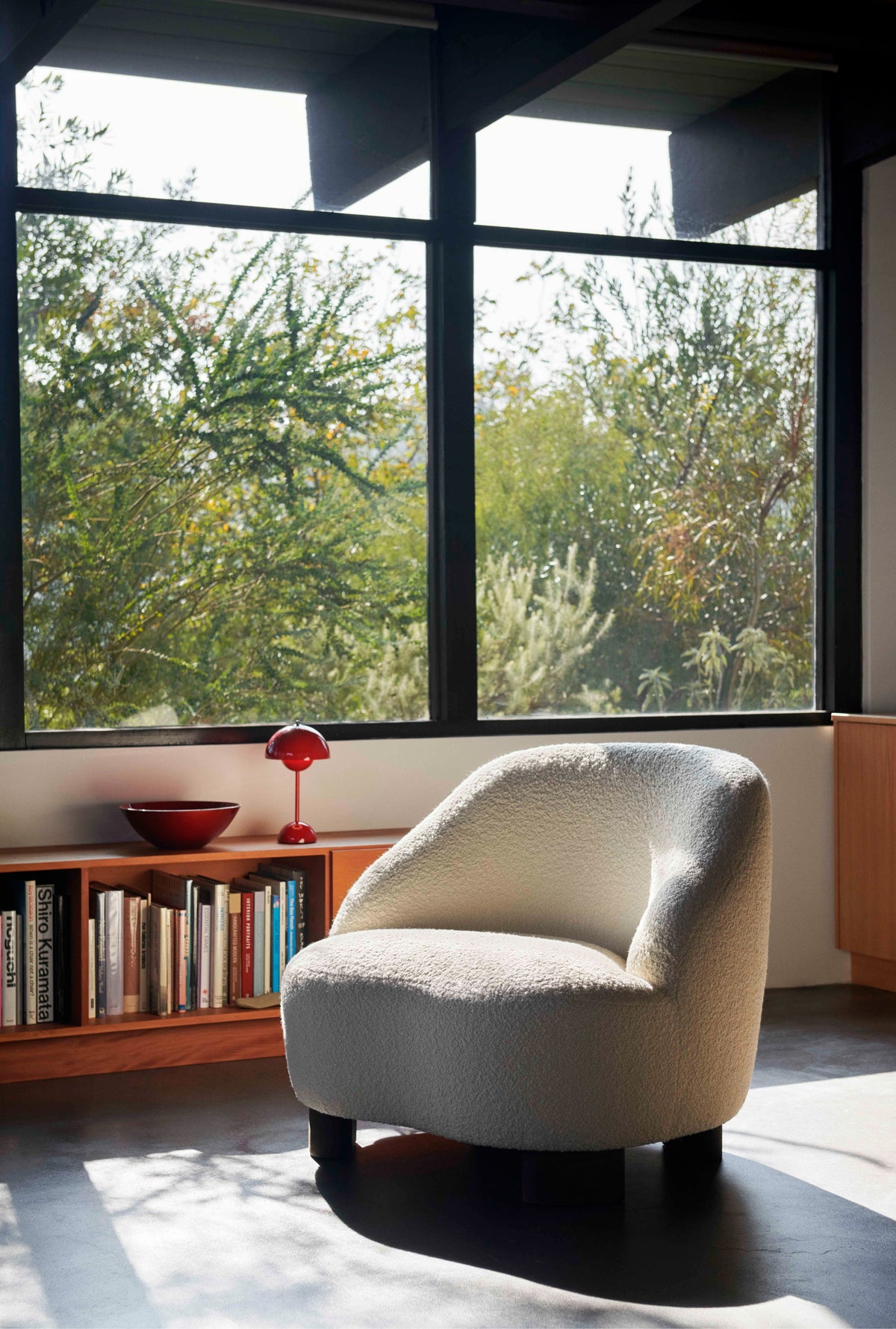 MARGAS LC1 Armchair upholstered with an oak base