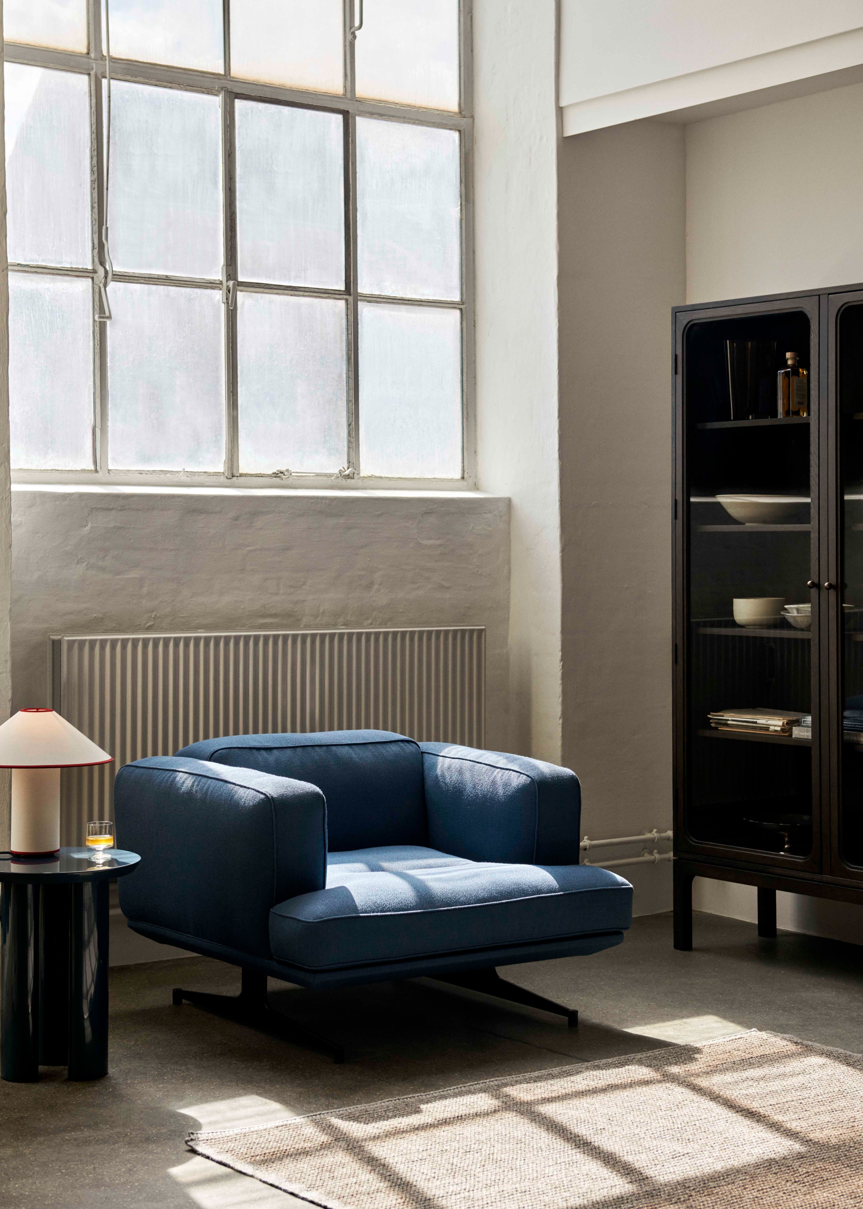 TRACE SC88 display cabinet in dark lacquered oak
