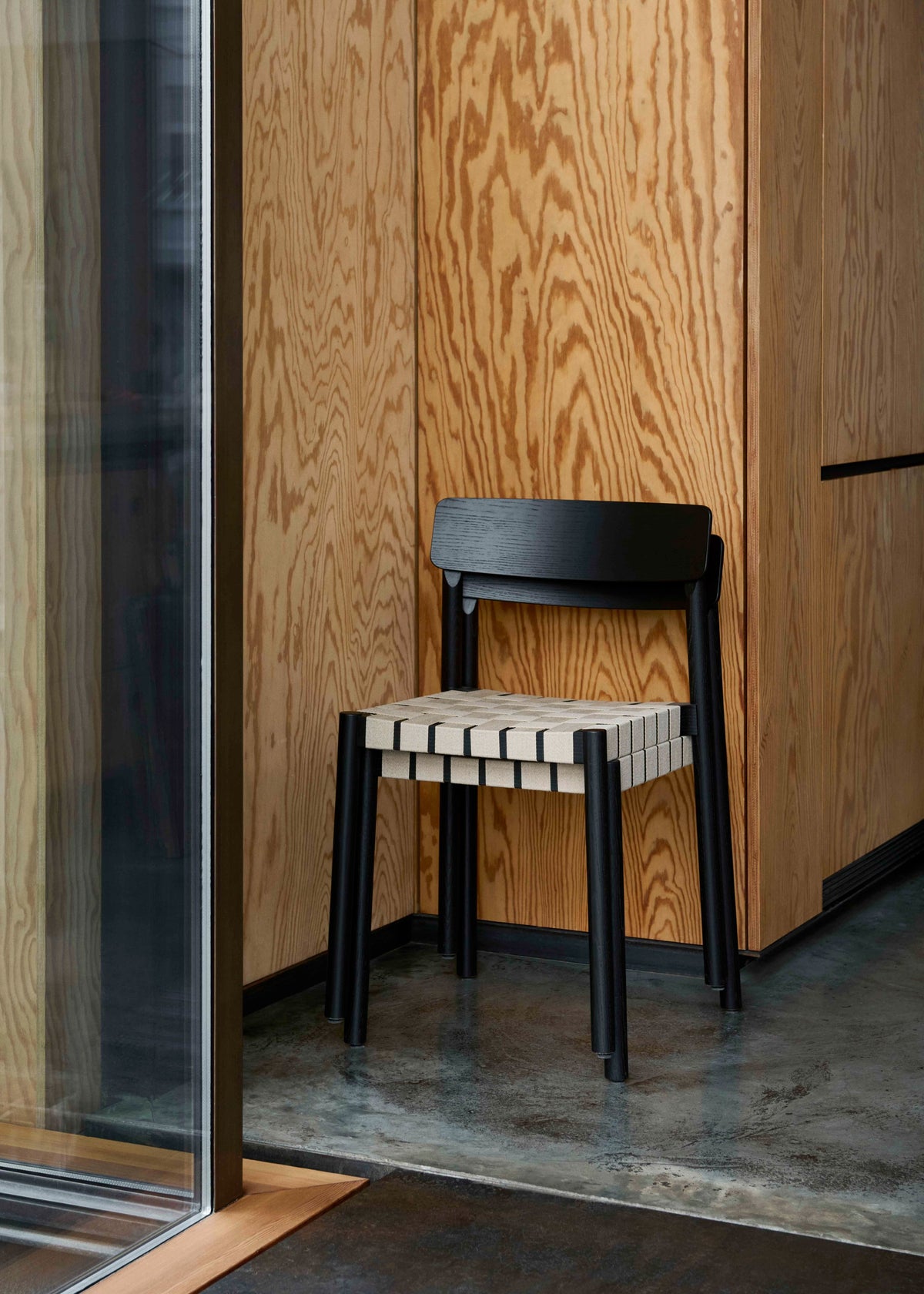 BETTY TK1 Chair with black woven seat and black lacquered ash