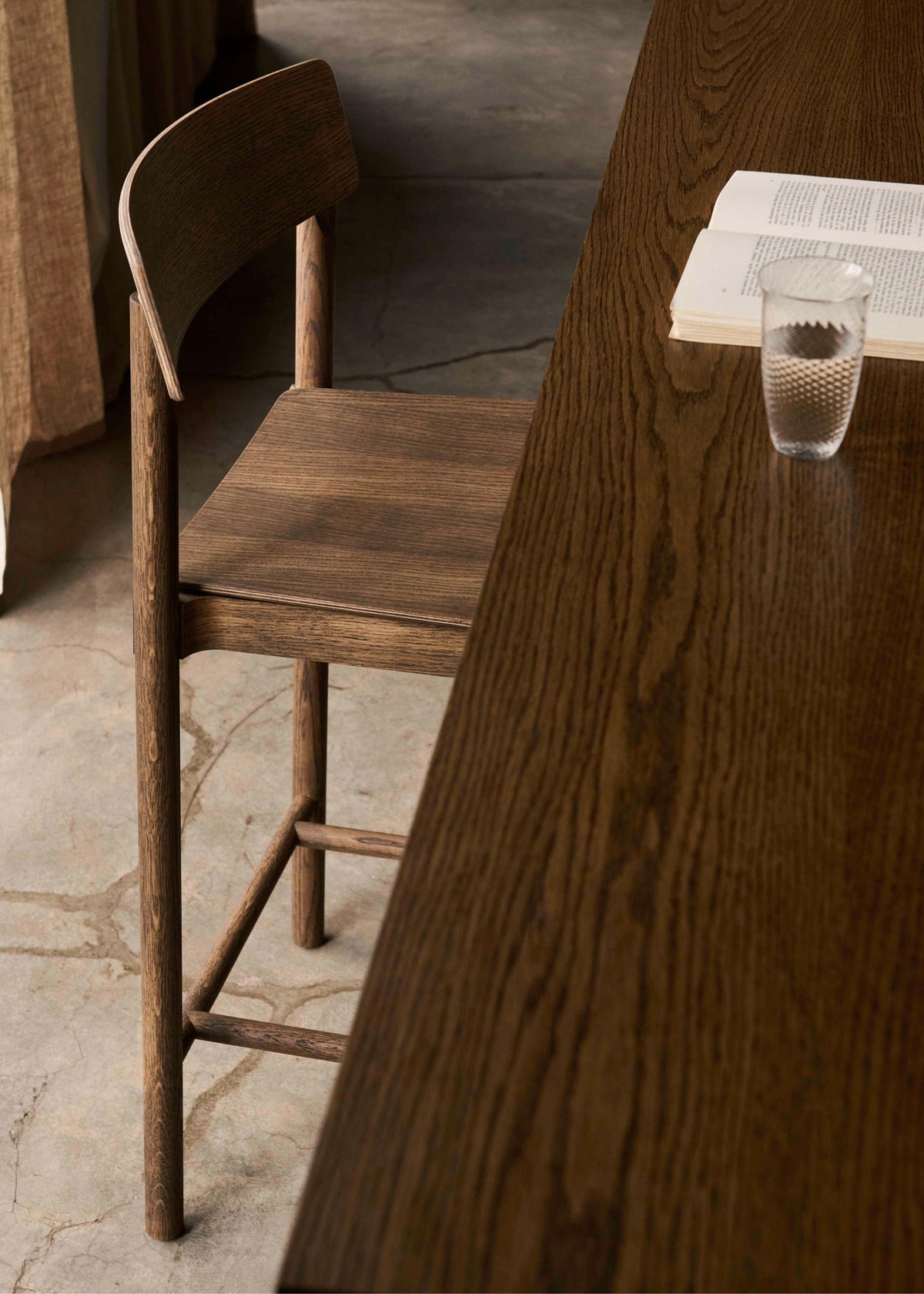IN BETWEEN bar table in lacquered oak