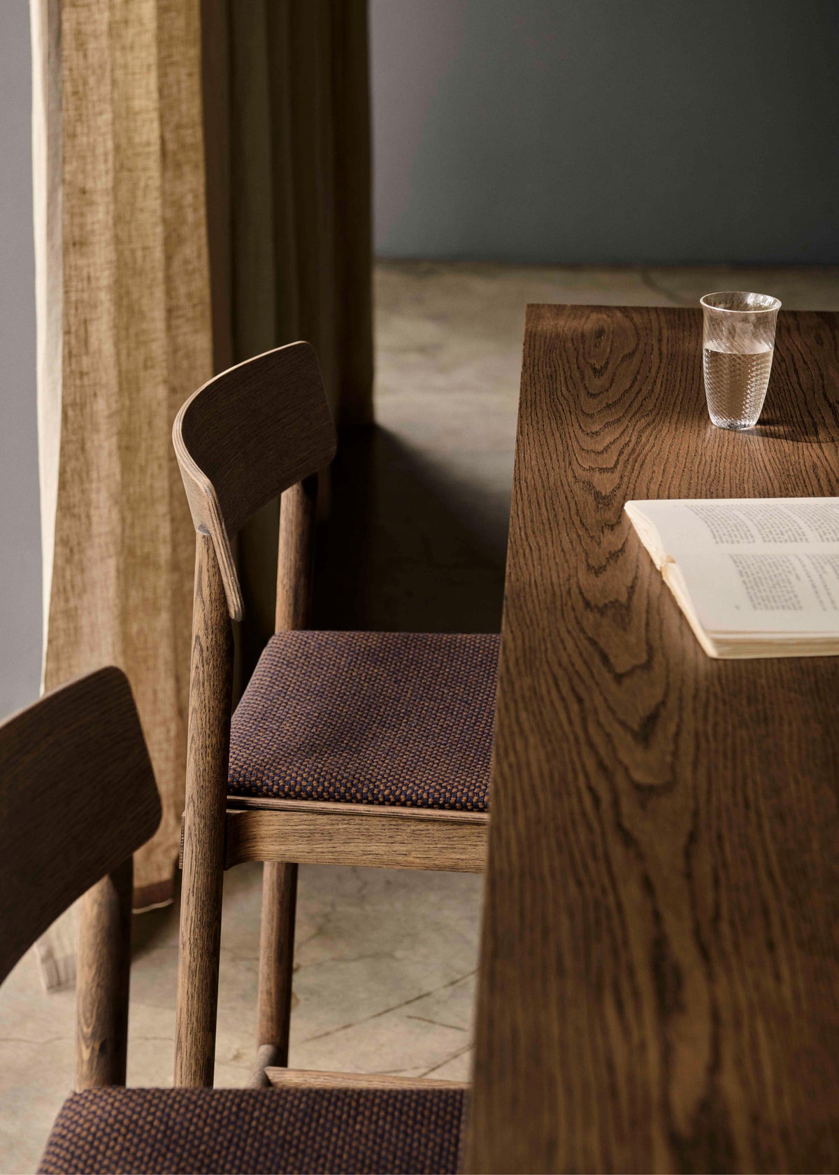 IN BETWEEN bar table in lacquered oak