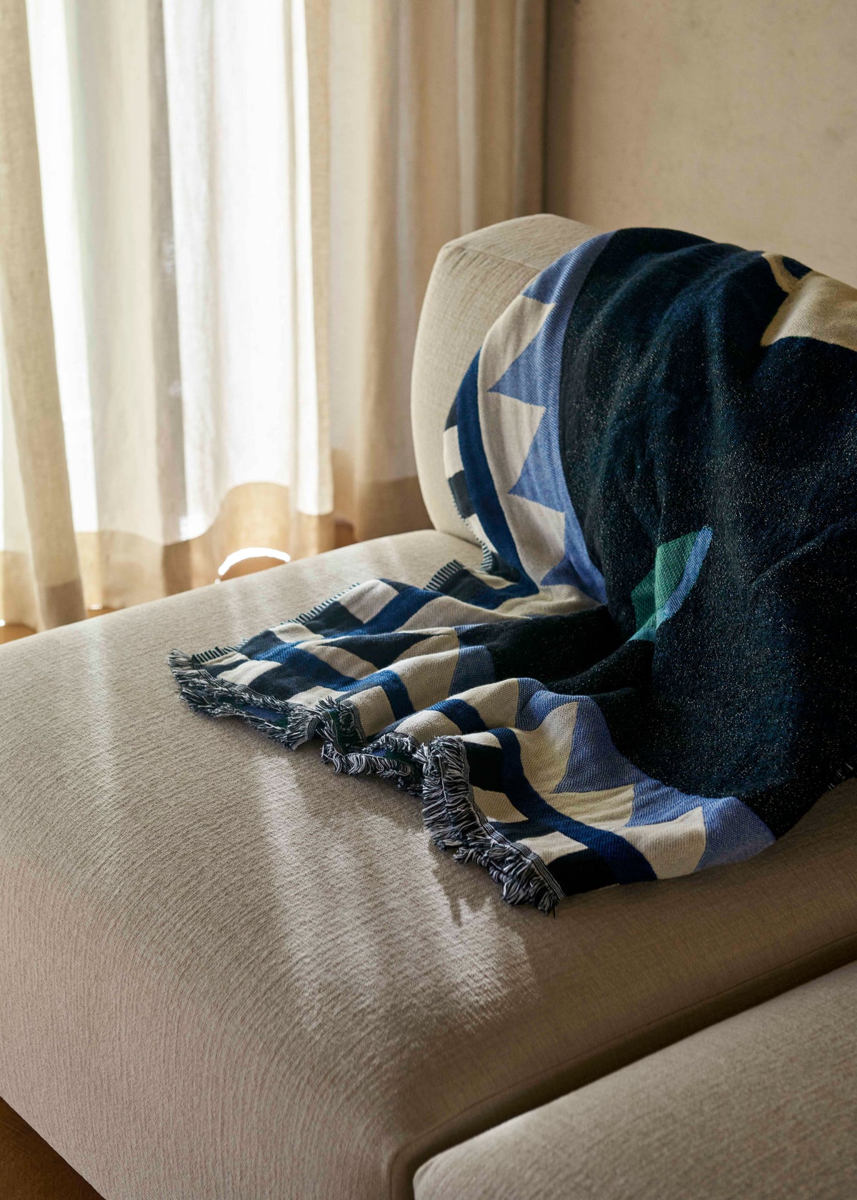 MOMENTO JH46 bedspread in navy blue with beige