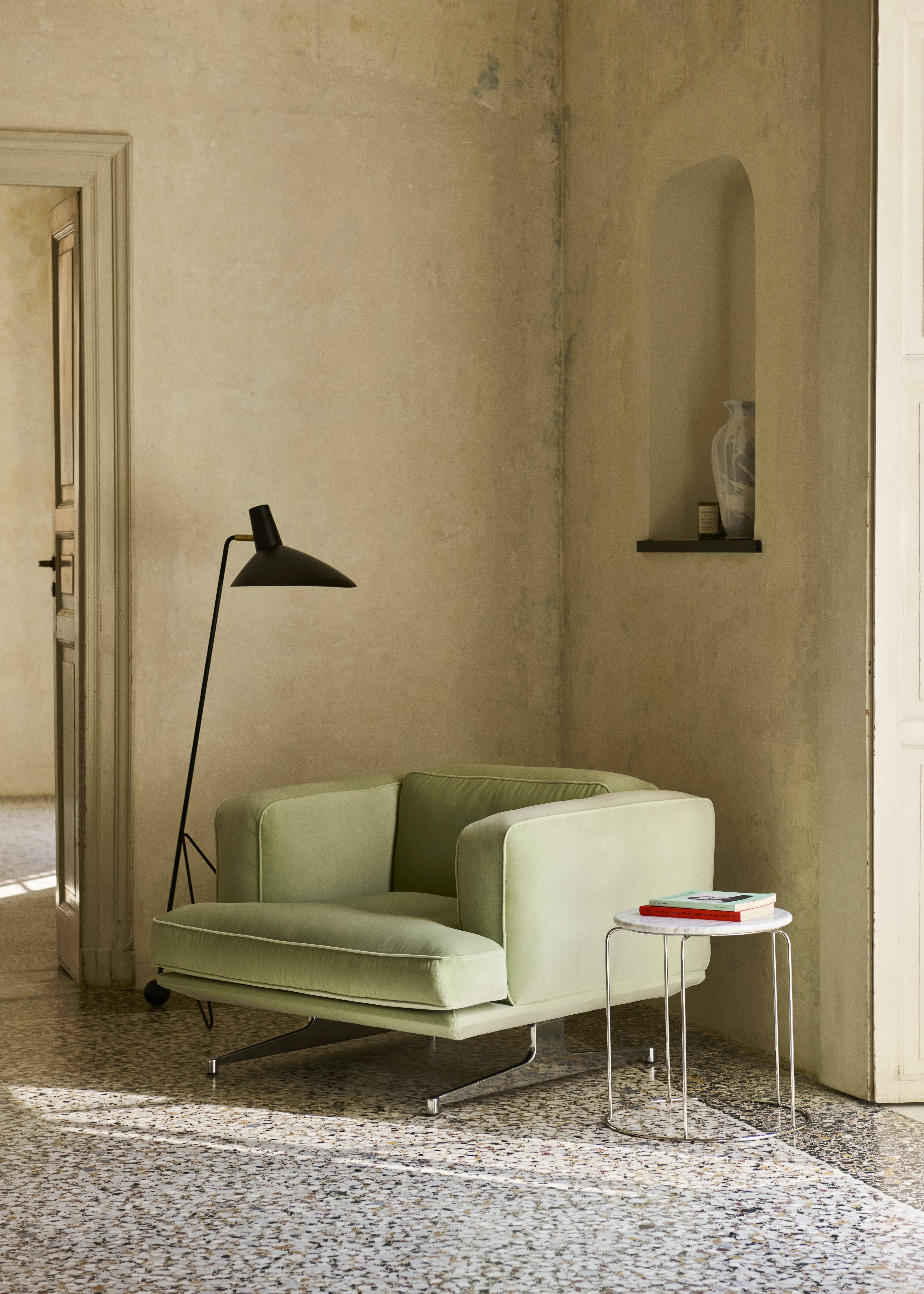 TRIPOD HM8 Black Floor Lamp