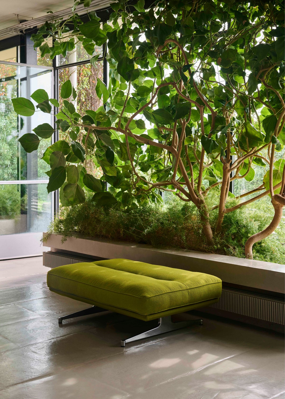 Pouf INLAND AV32 upholstered with a black base
