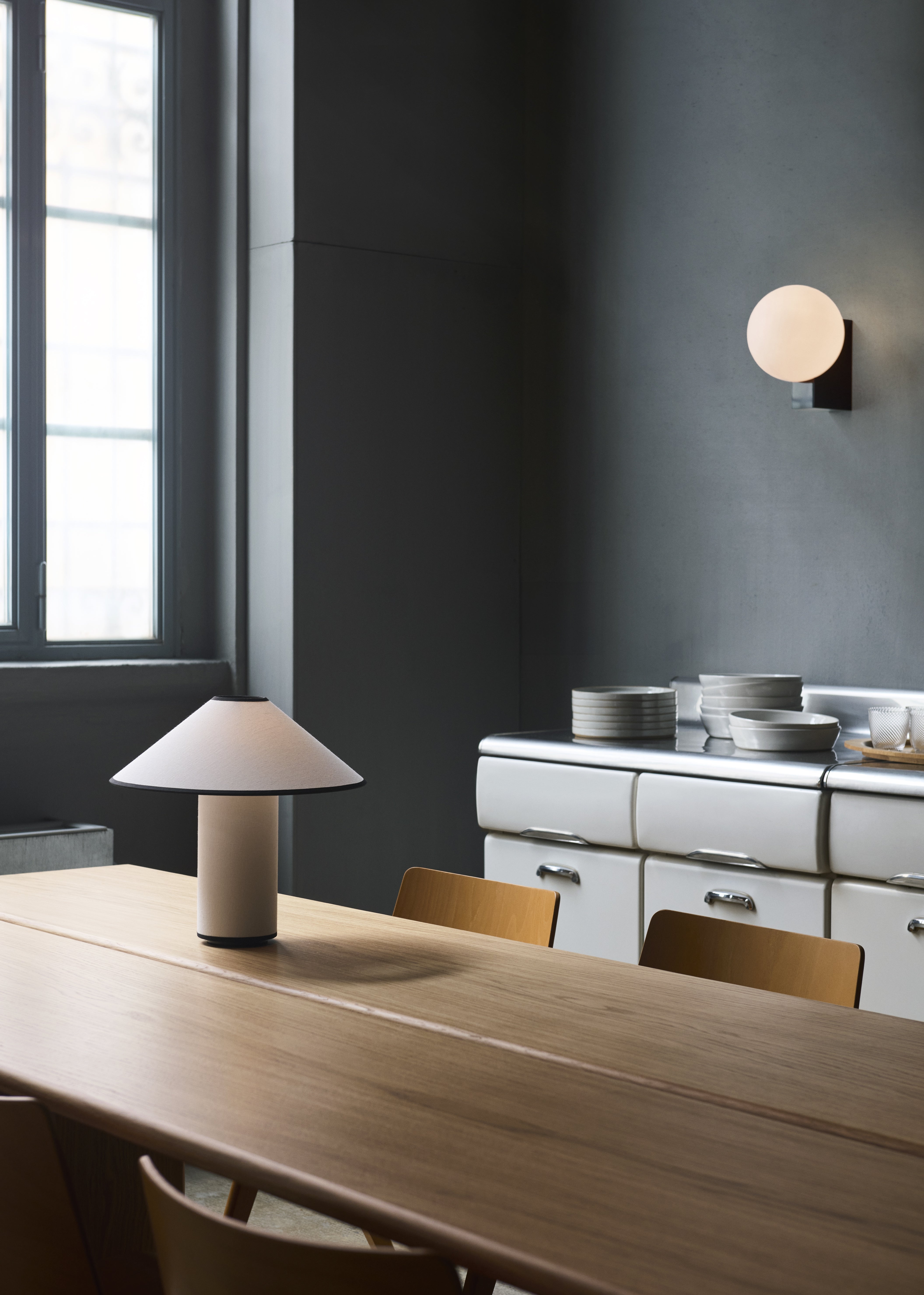 WALL LAMP JOURNEY SH2 glass shade with a black base