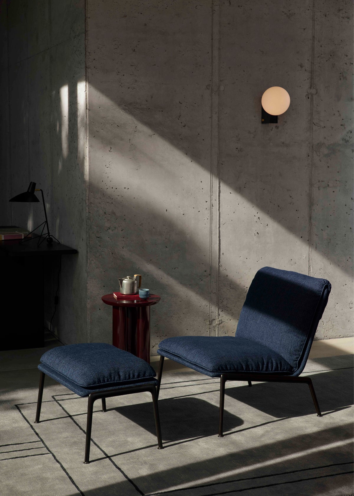 Upholstered MUNO LN20 footrest with a black base