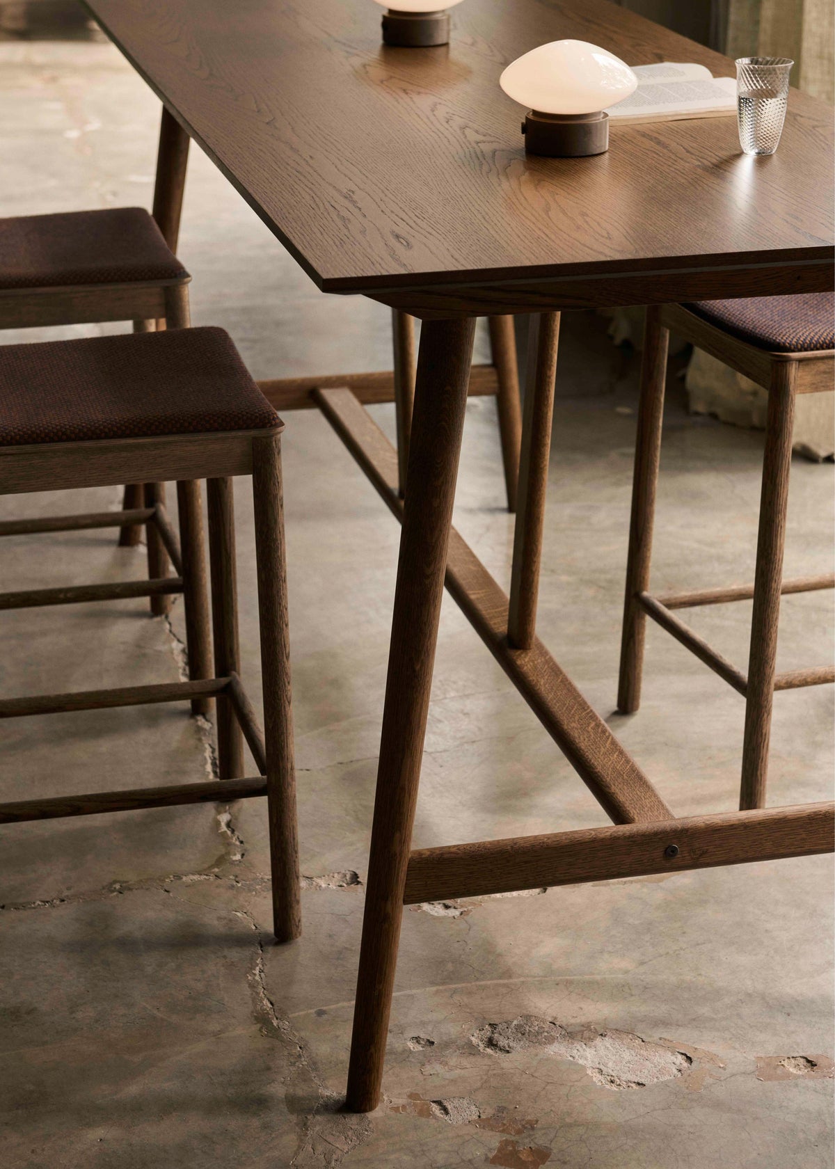 IN BETWEEN bar table in lacquered oak