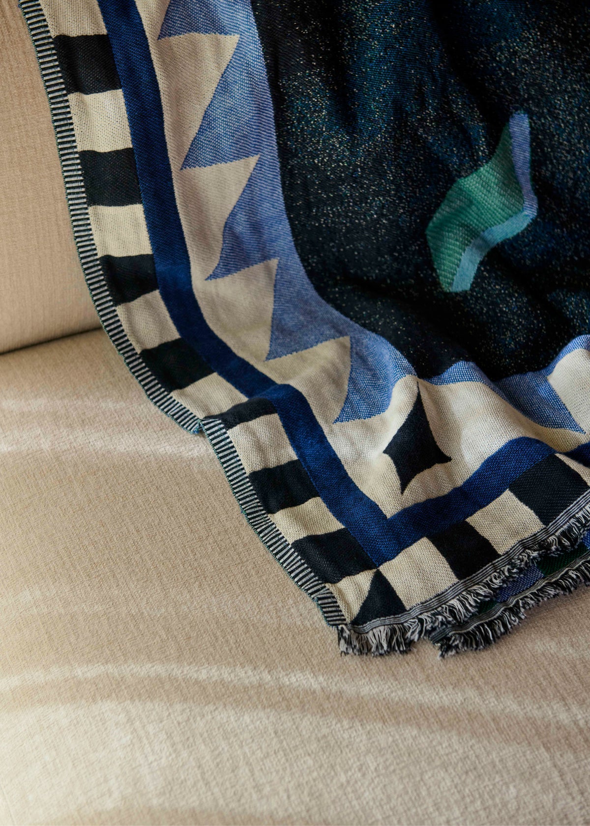 MOMENTO JH46 bedspread in navy blue with beige