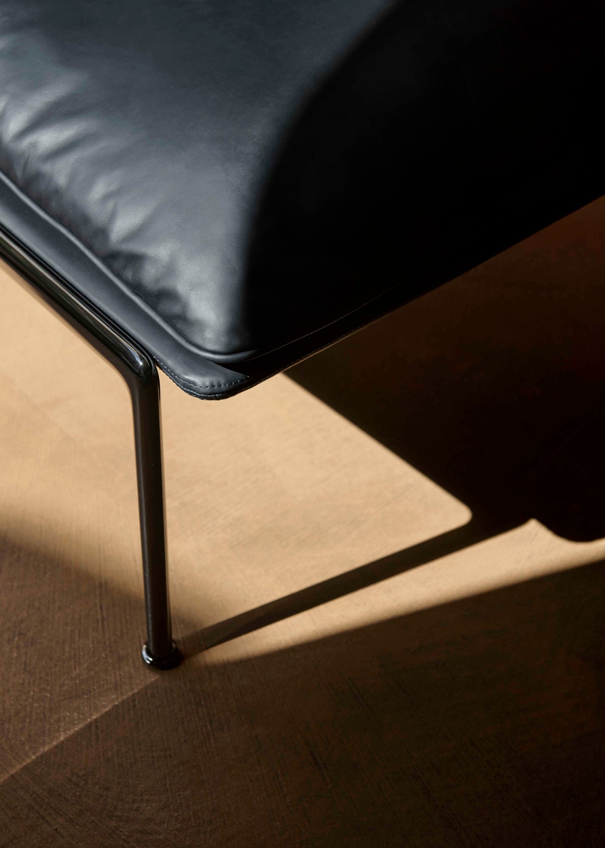 MUNO LN19 upholstered armchair with a dark aluminum base