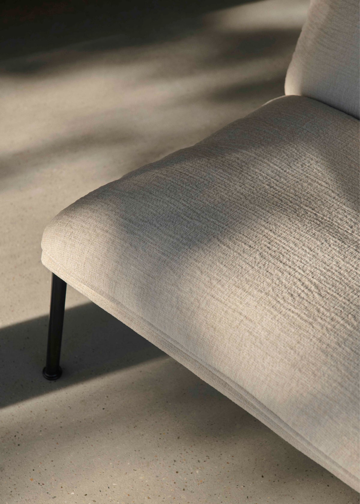 MUNO LN16 Armchair upholstered with a dark aluminum base
