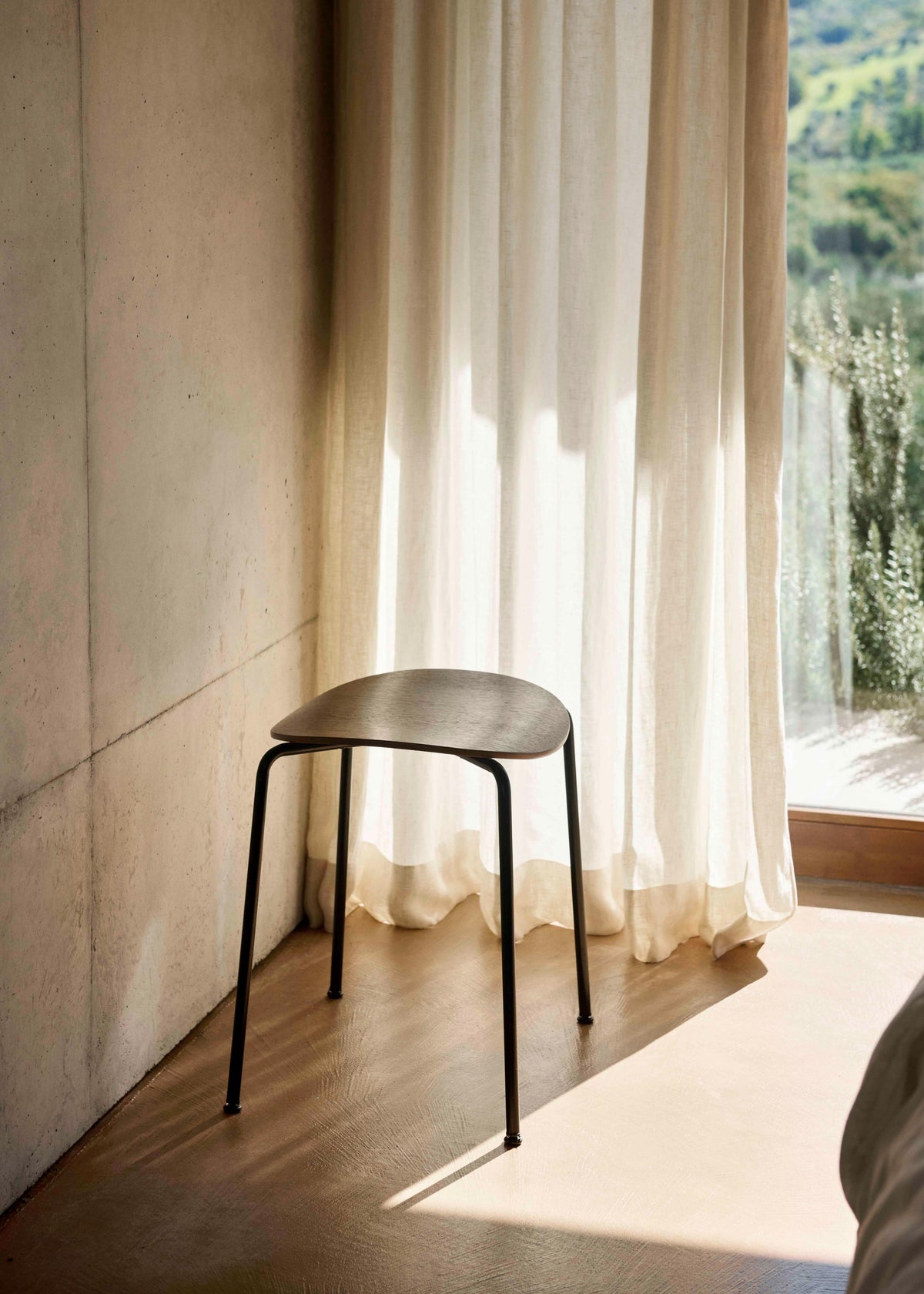 PAVILION AV36 Stool in oak wood with a black steel base
