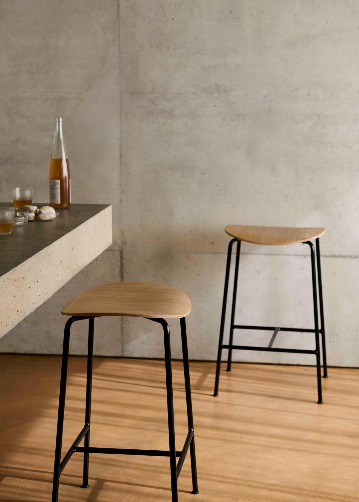 PAVILION Stool oak wood with a black steel base