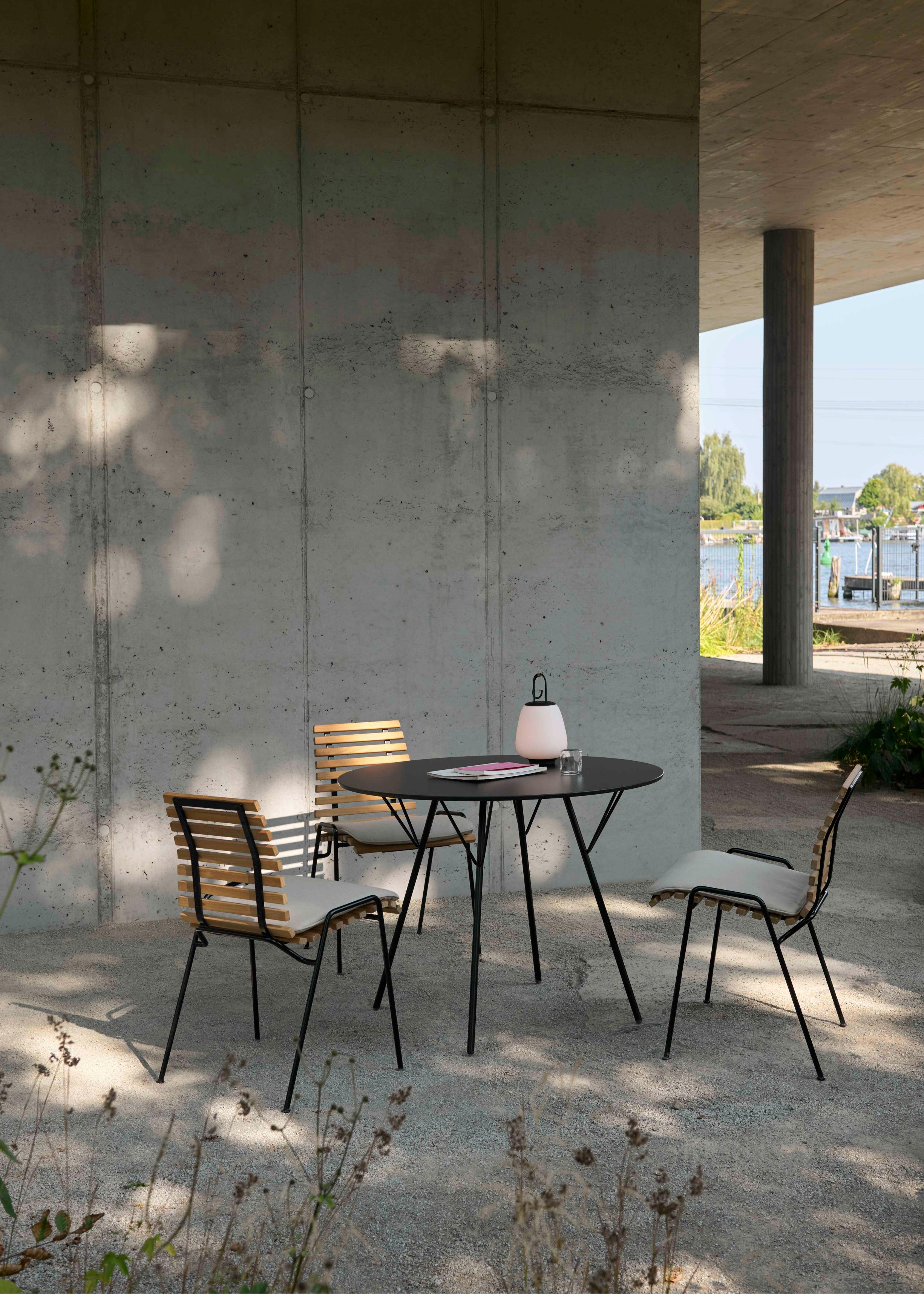 RFH round outdoor table in black