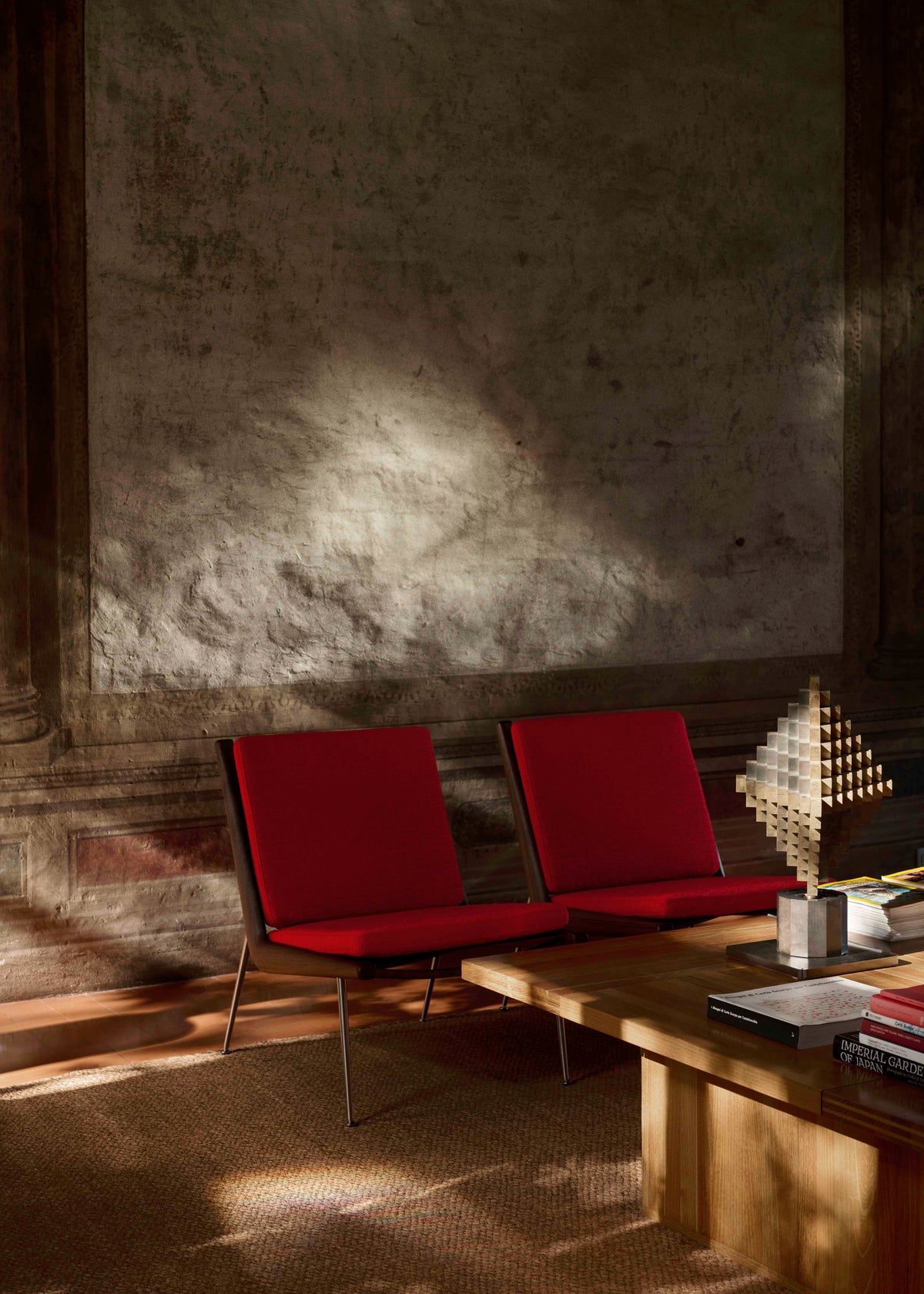 BOOMERANG HM1 Armchair upholstered in walnut with a brass base