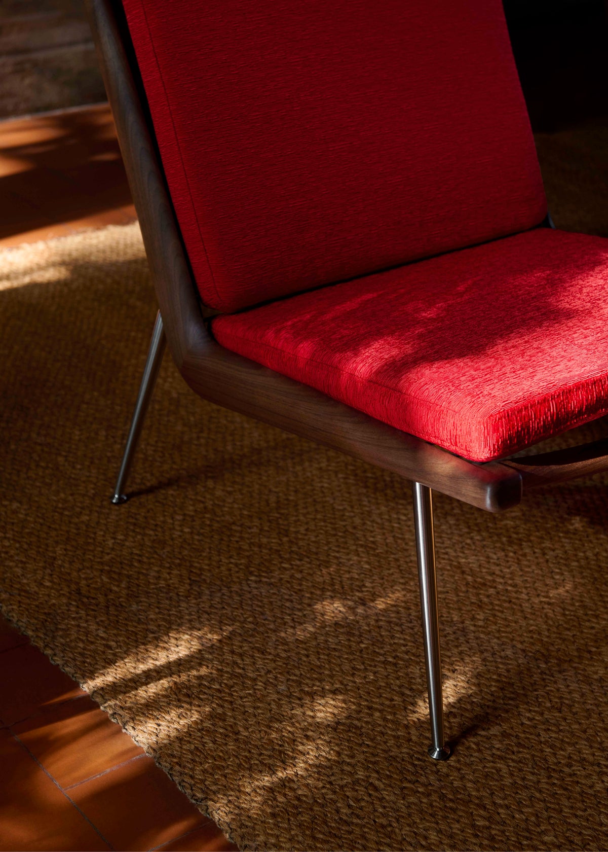 BOOMERANG HM1 Armchair upholstered in walnut with a brass base