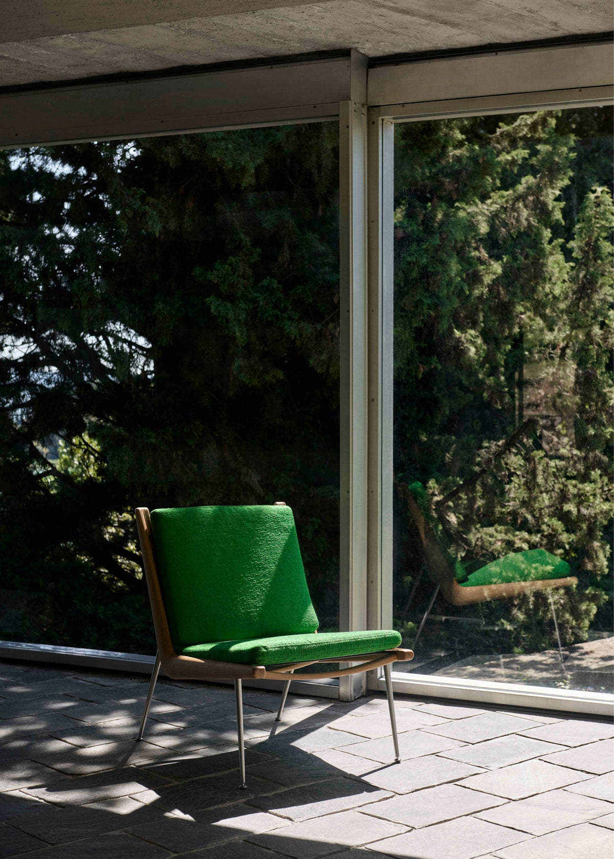 BOOMERANG HM1 Armchair upholstered in walnut with a brass base