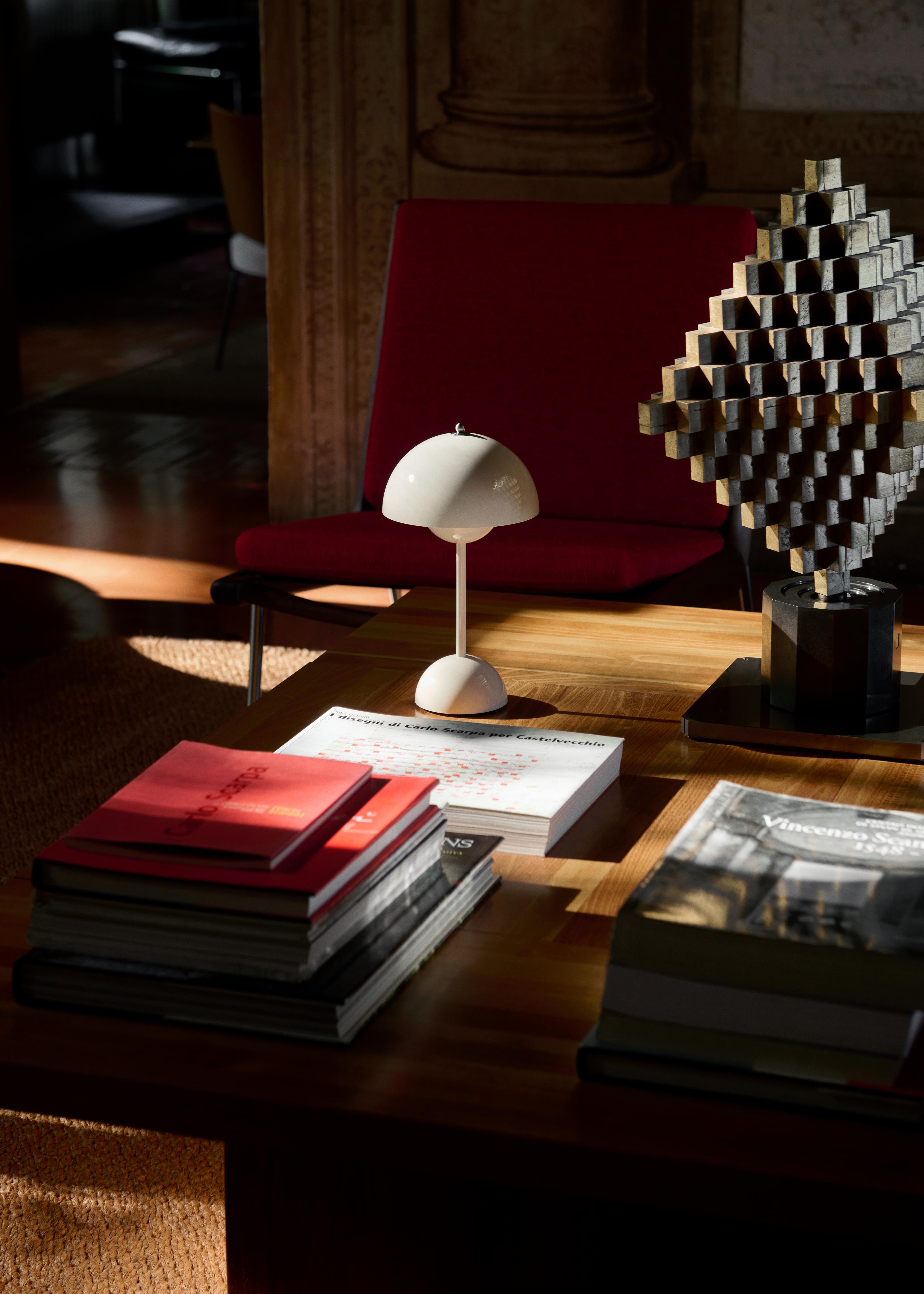 FLOWERPOT VP9 Portable Lamp in Ivory