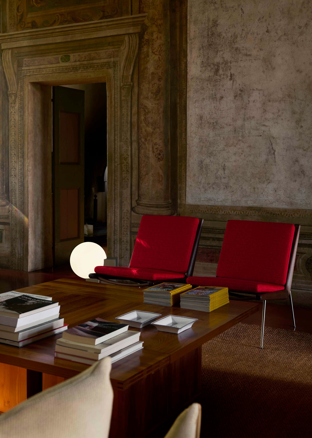 BOOMERANG HM1 Armchair upholstered in walnut with a brass base