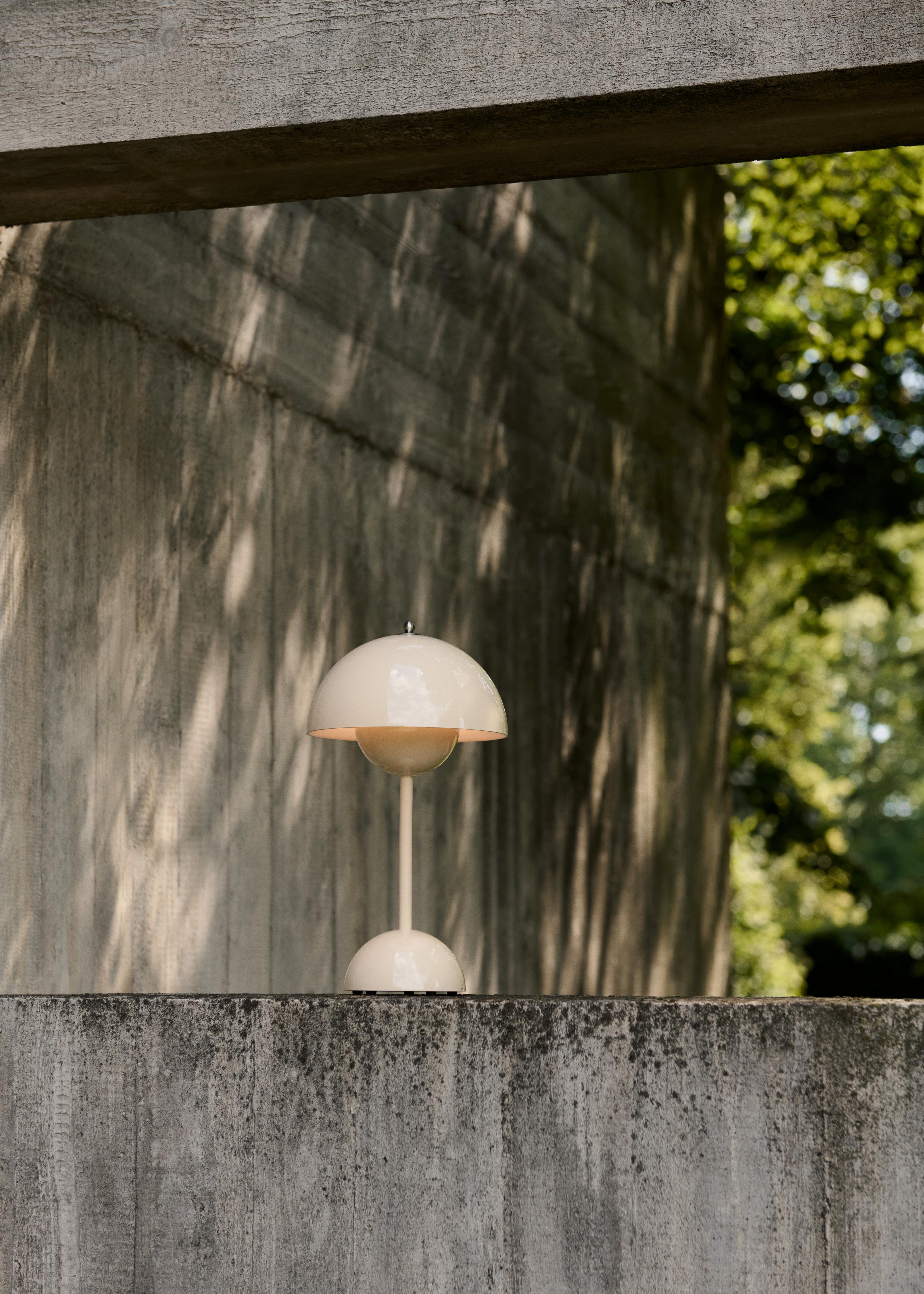 FLOWERPOT VP9 Portable Lamp in Ivory