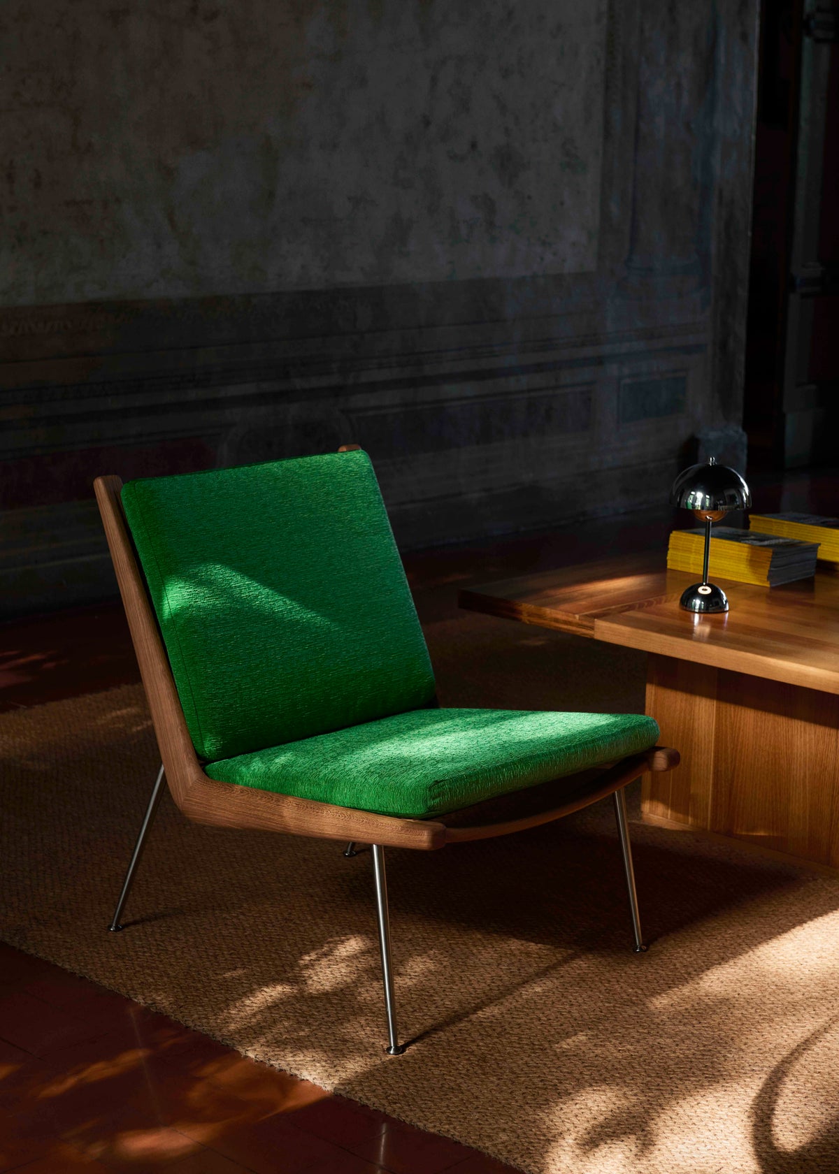 BOOMERANG HM1 Armchair upholstered in walnut with a brass base