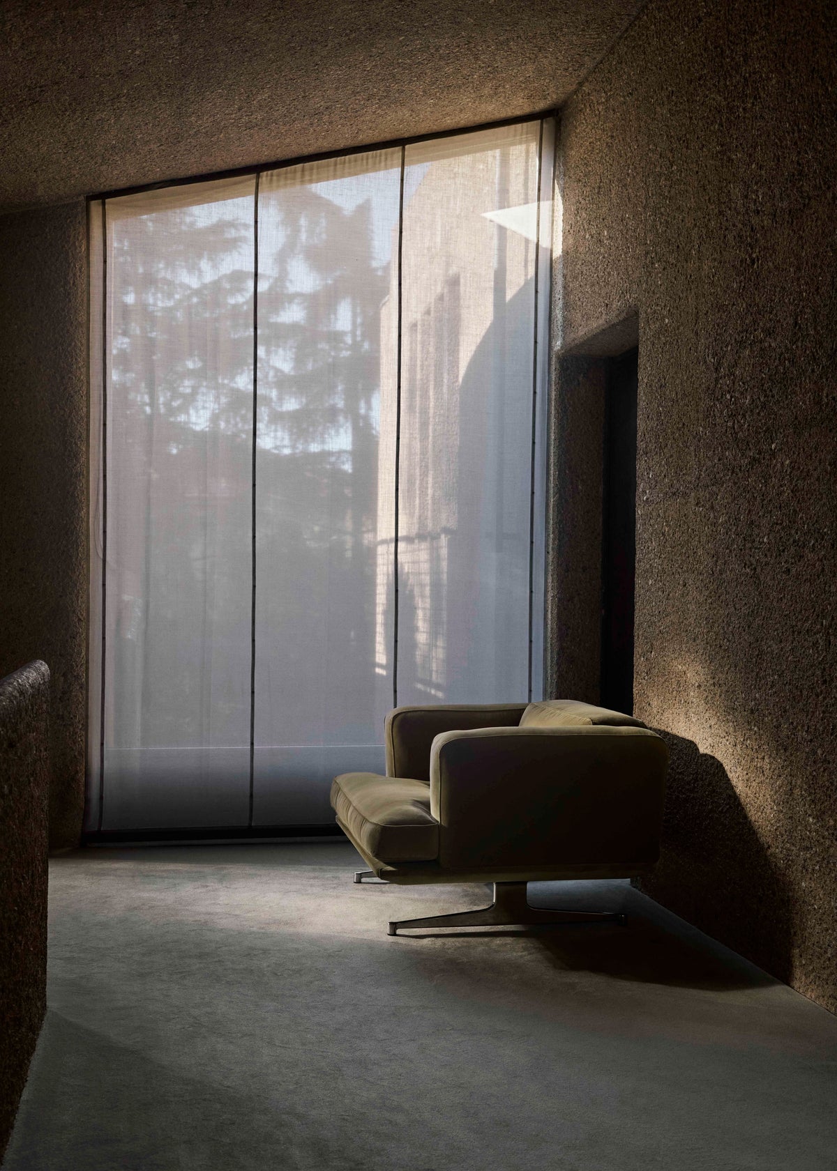 INLAND AV21 upholstered armchair with a black base