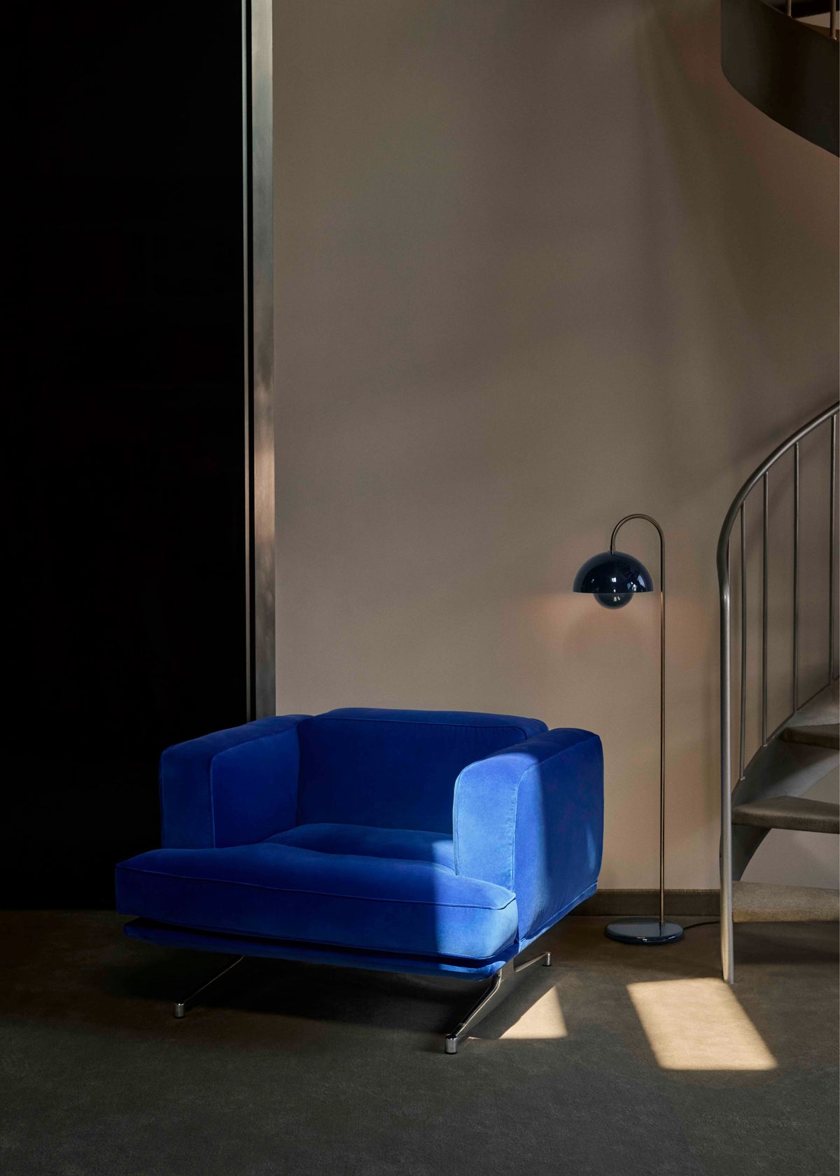 INLAND AV21 upholstered armchair with a black base