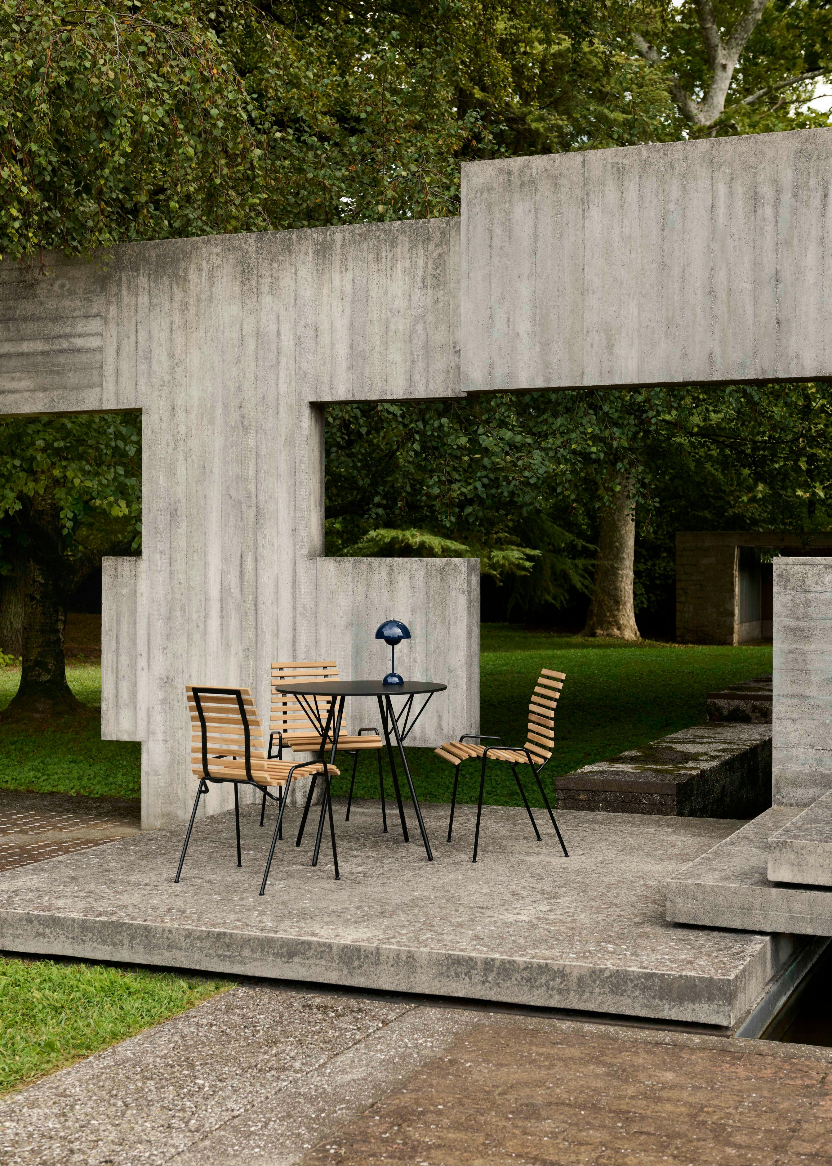 RFH round outdoor table in black