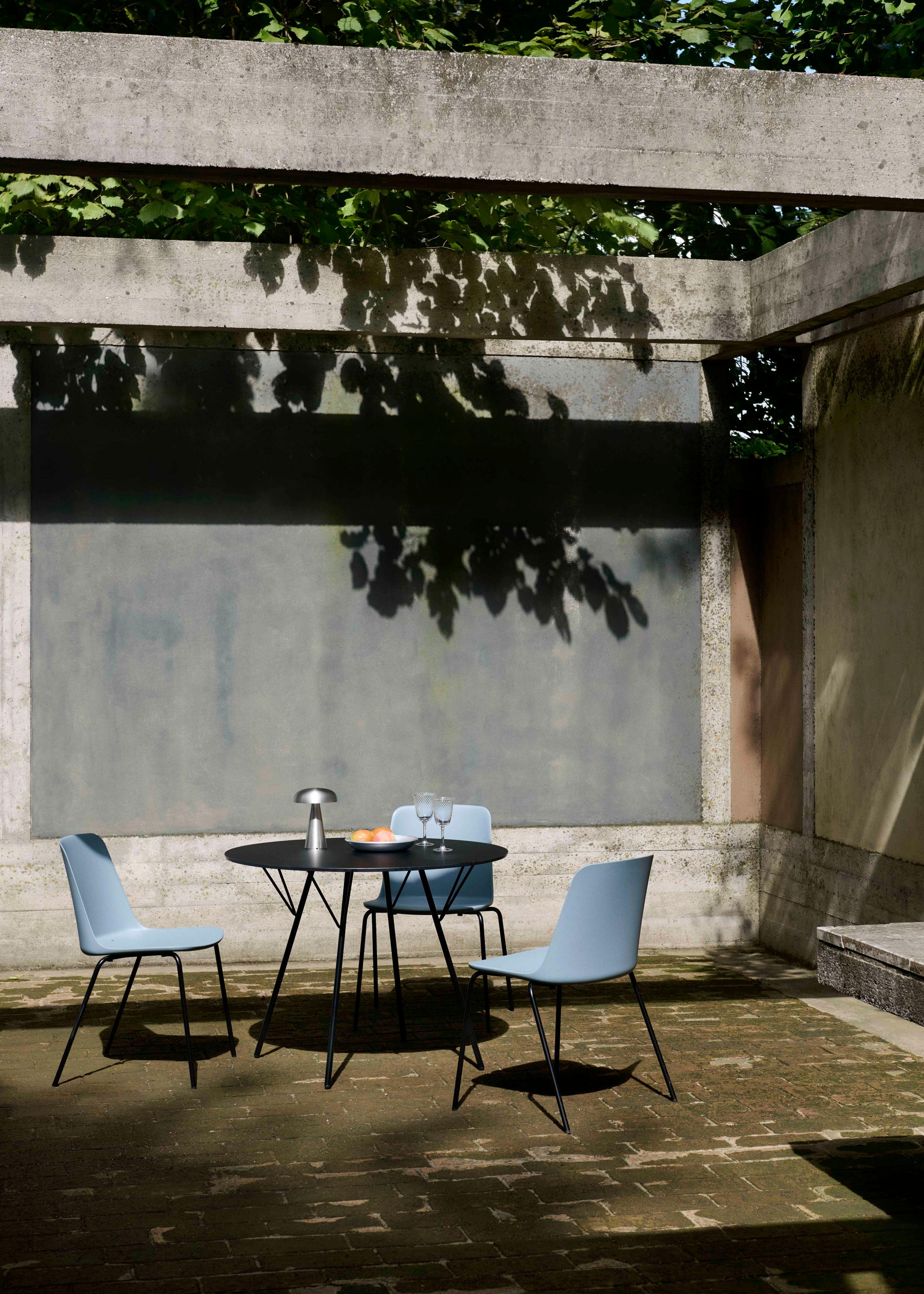 RFH round outdoor table in black