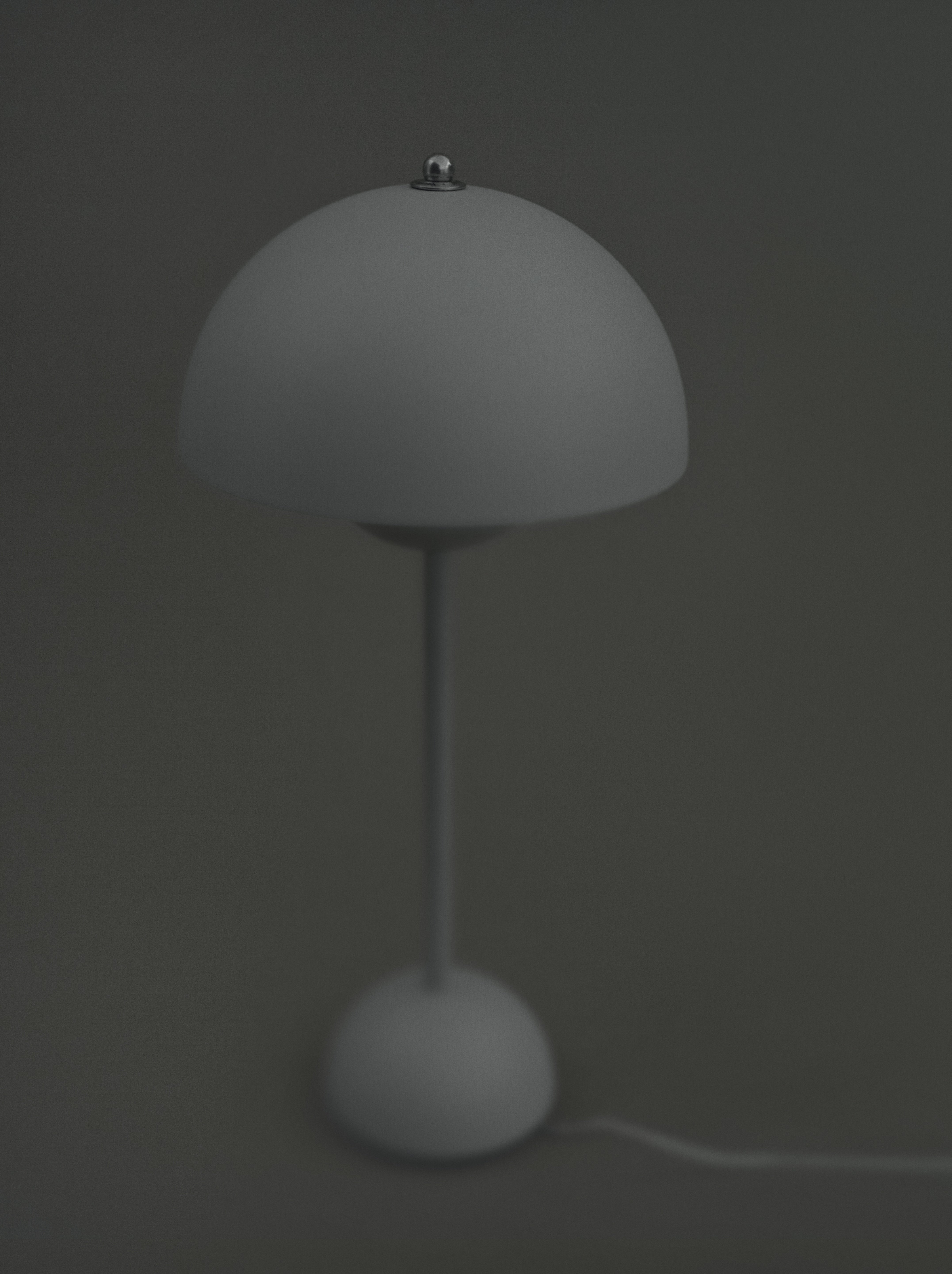 FLOWERPOT VP3 Table Lamp in Matte White