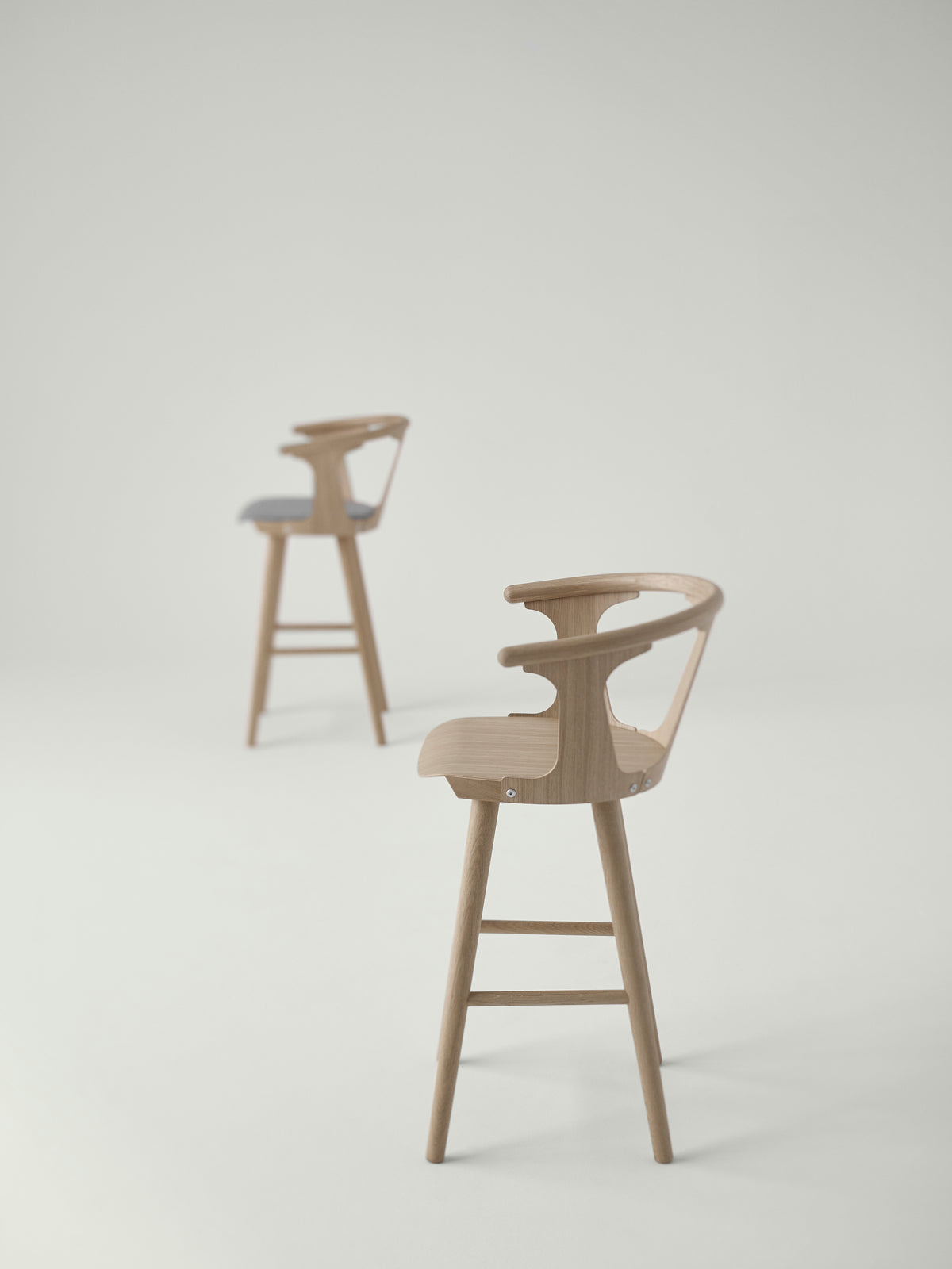 IN BETWEEN Stool black lacquered oak