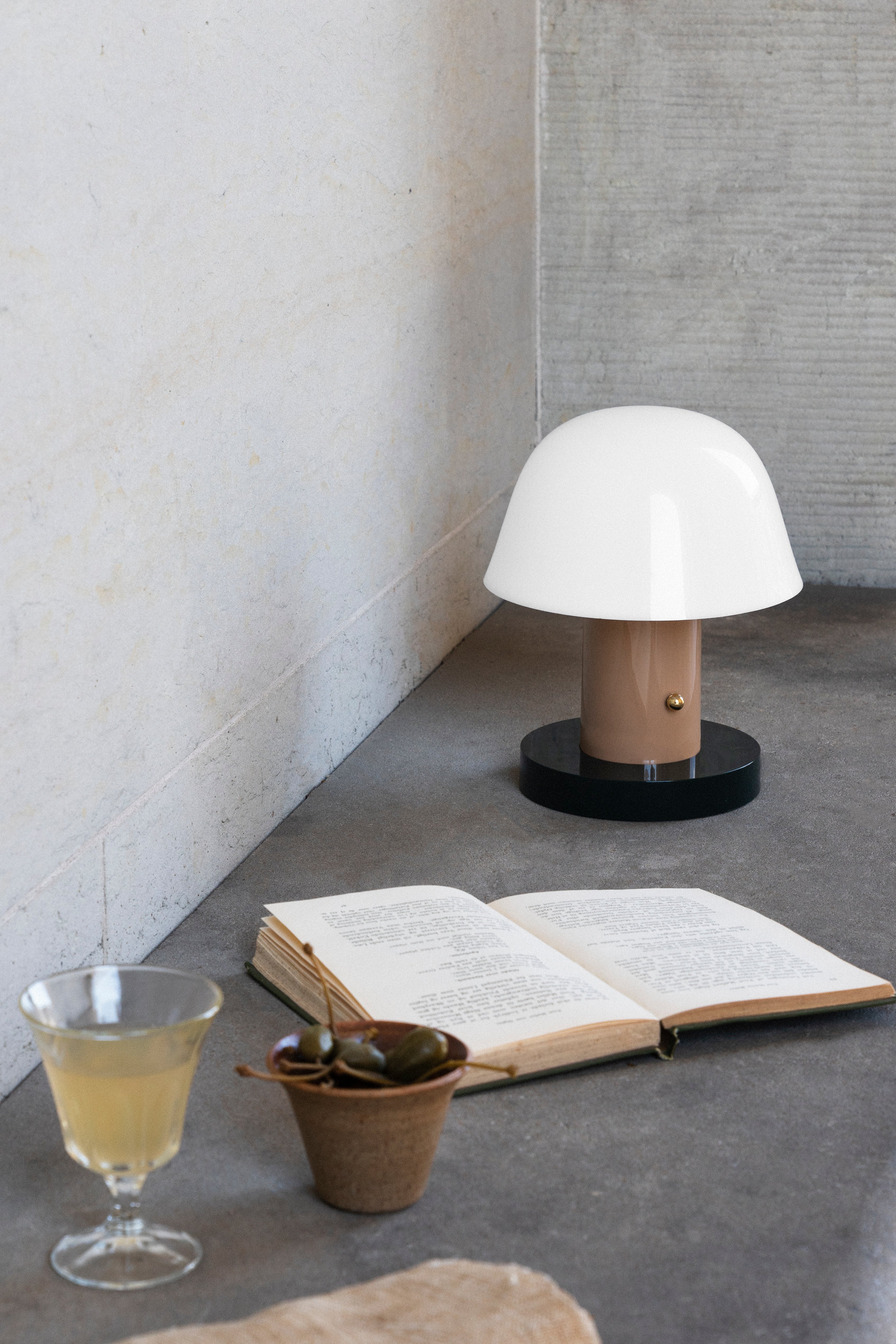 Portable lamp SETAGO JH27 with a cream shade and a beige-green base.