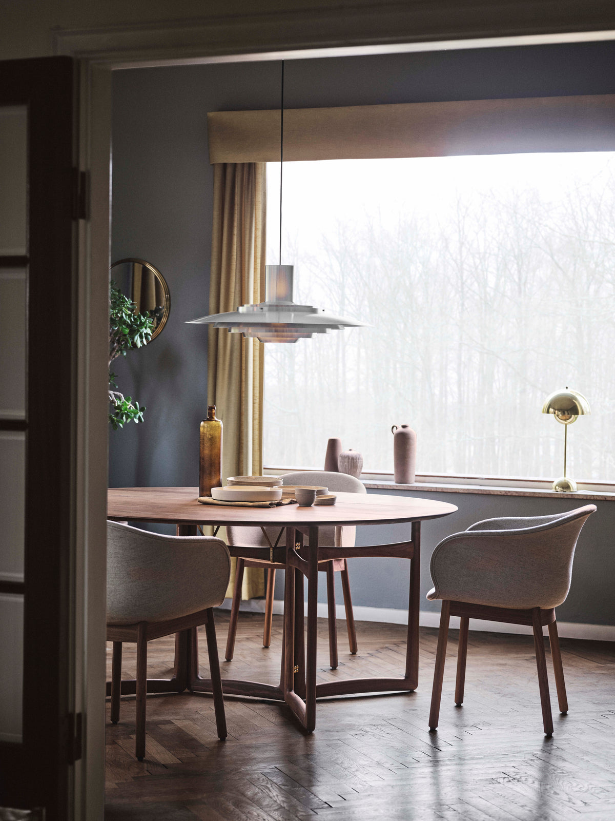 Round wall mirror SILLON with a steel frame