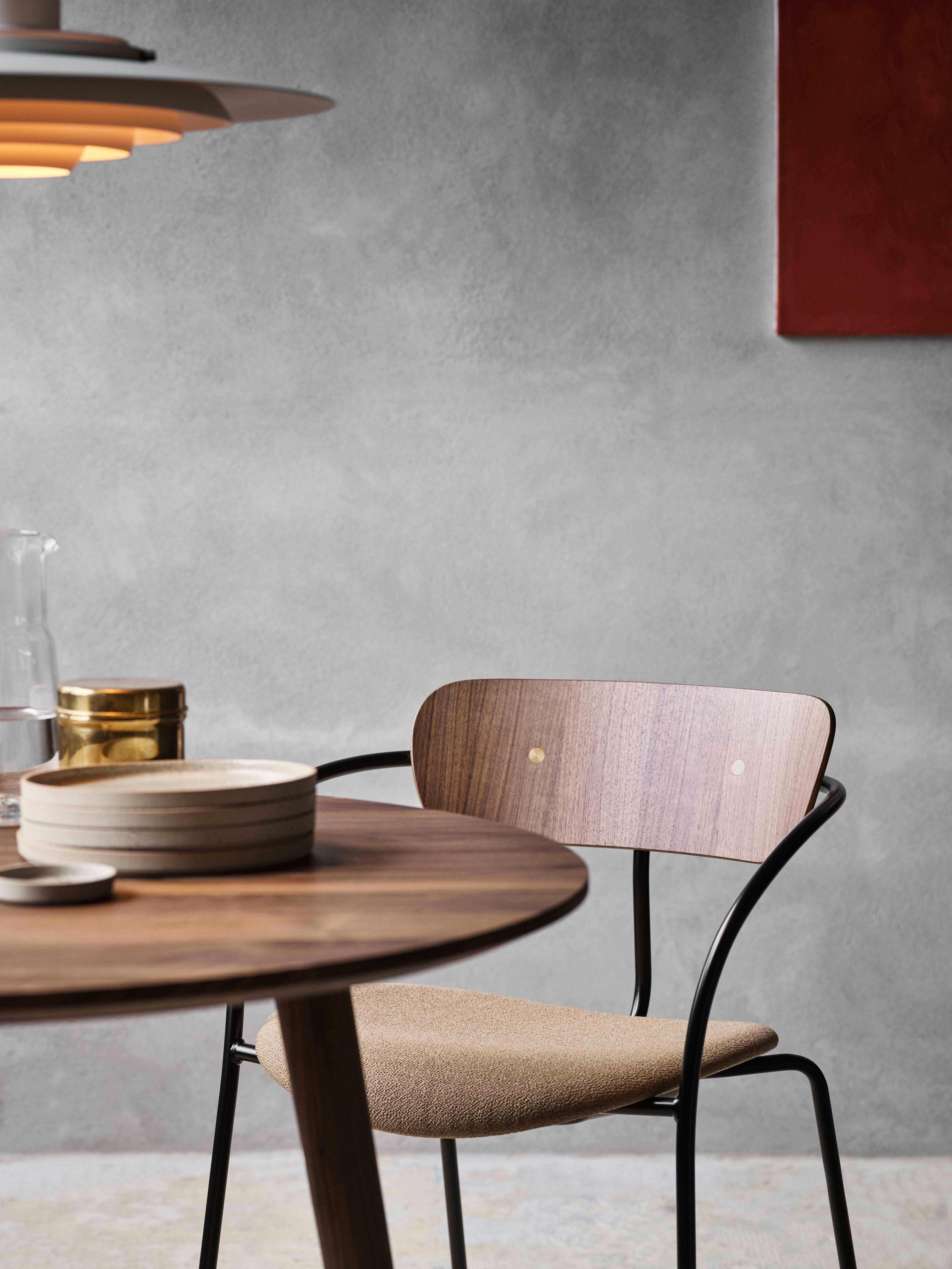 IN BETWEEN Round Table Smoked Oiled Oak
