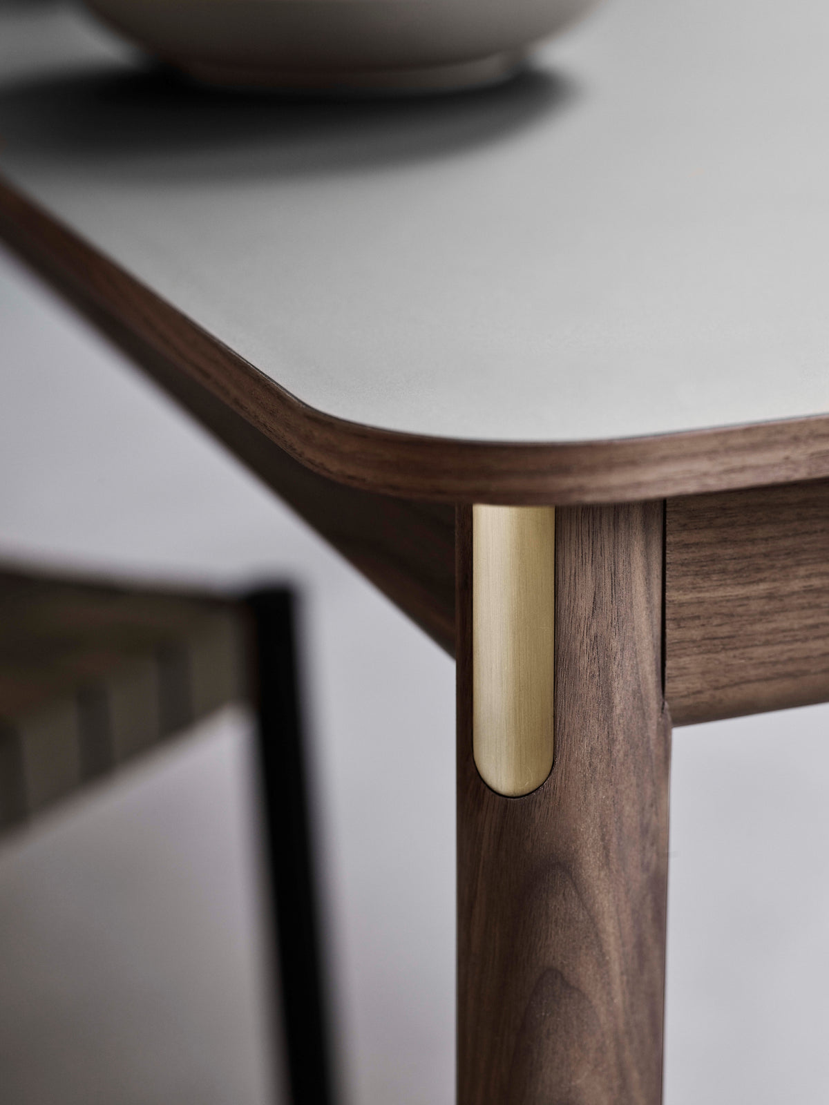PATCH gray extendable table with a laminated top and a smoked oak base
