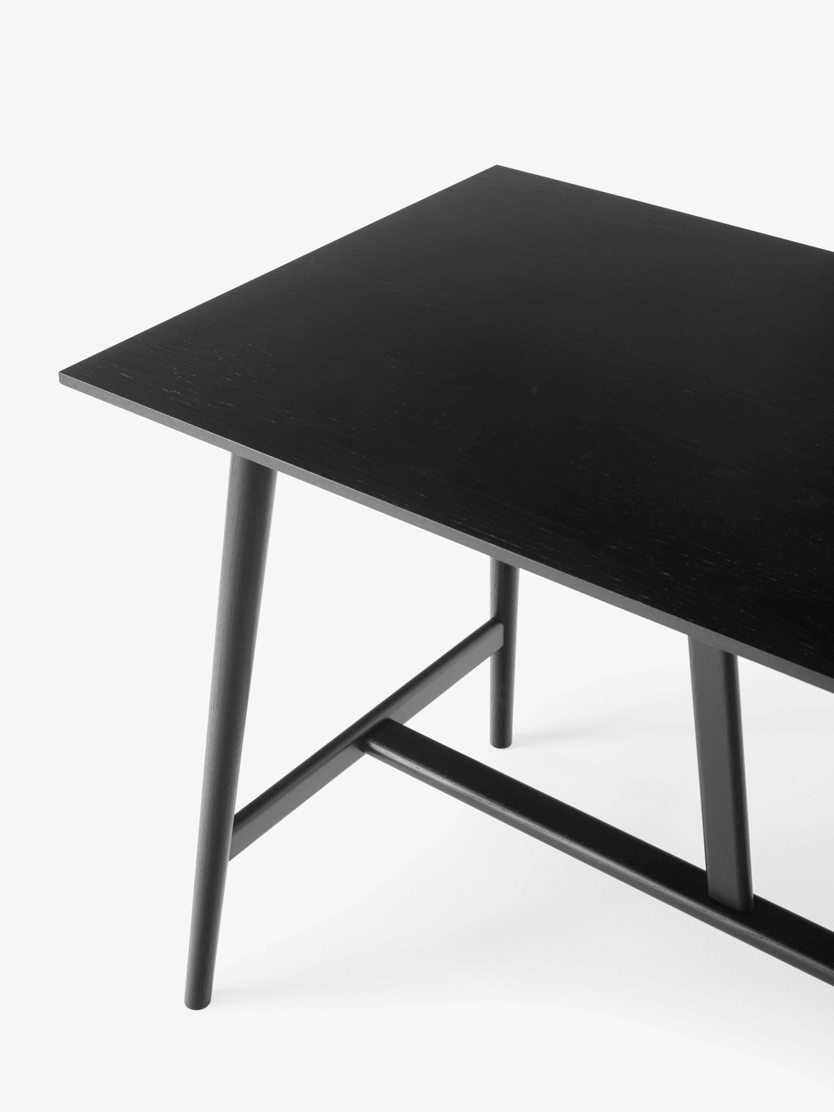 IN BETWEEN bar table in black lacquered oak